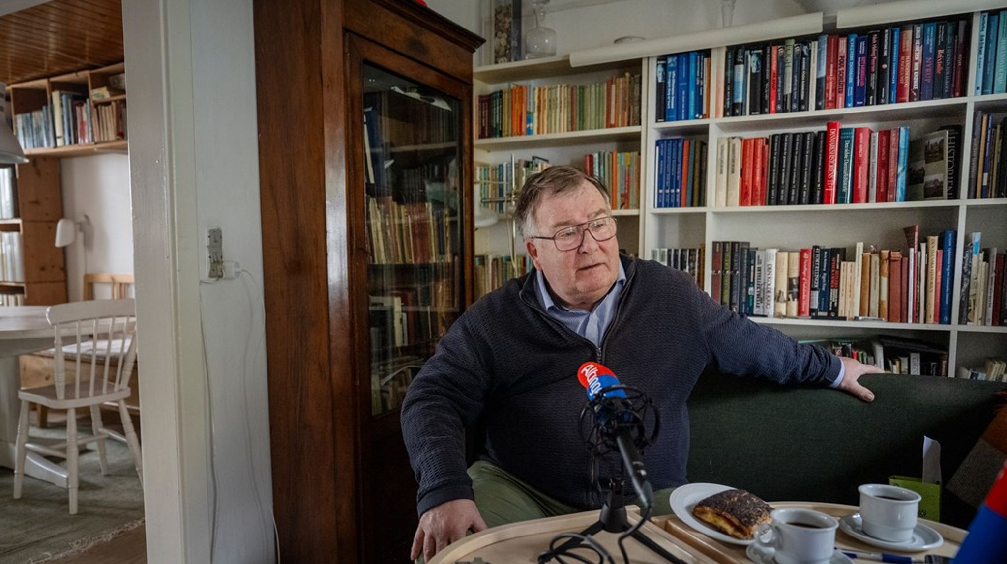 "Man skal væk fra at lytte til kammeraterne. Det ville være super at få for eksempel Poul Madsen ind og sige hans hjertelige mening om, hvad Venstre skal gøre," siger Claus Hjort Frederiksen i podcasten