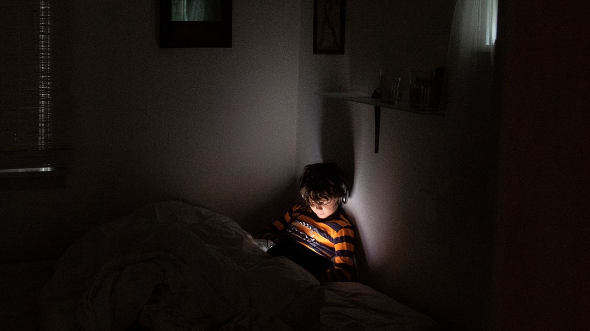 Der er helt klart brug for en voksen, der kan snakke med børn og unge om sociale medier, aftale regler for brug og sætte grænser. Men generelt betyder skærme mindre for børns trivsel, end hvad man hører i den offentlige debat, skriver Lars Qvortrup.