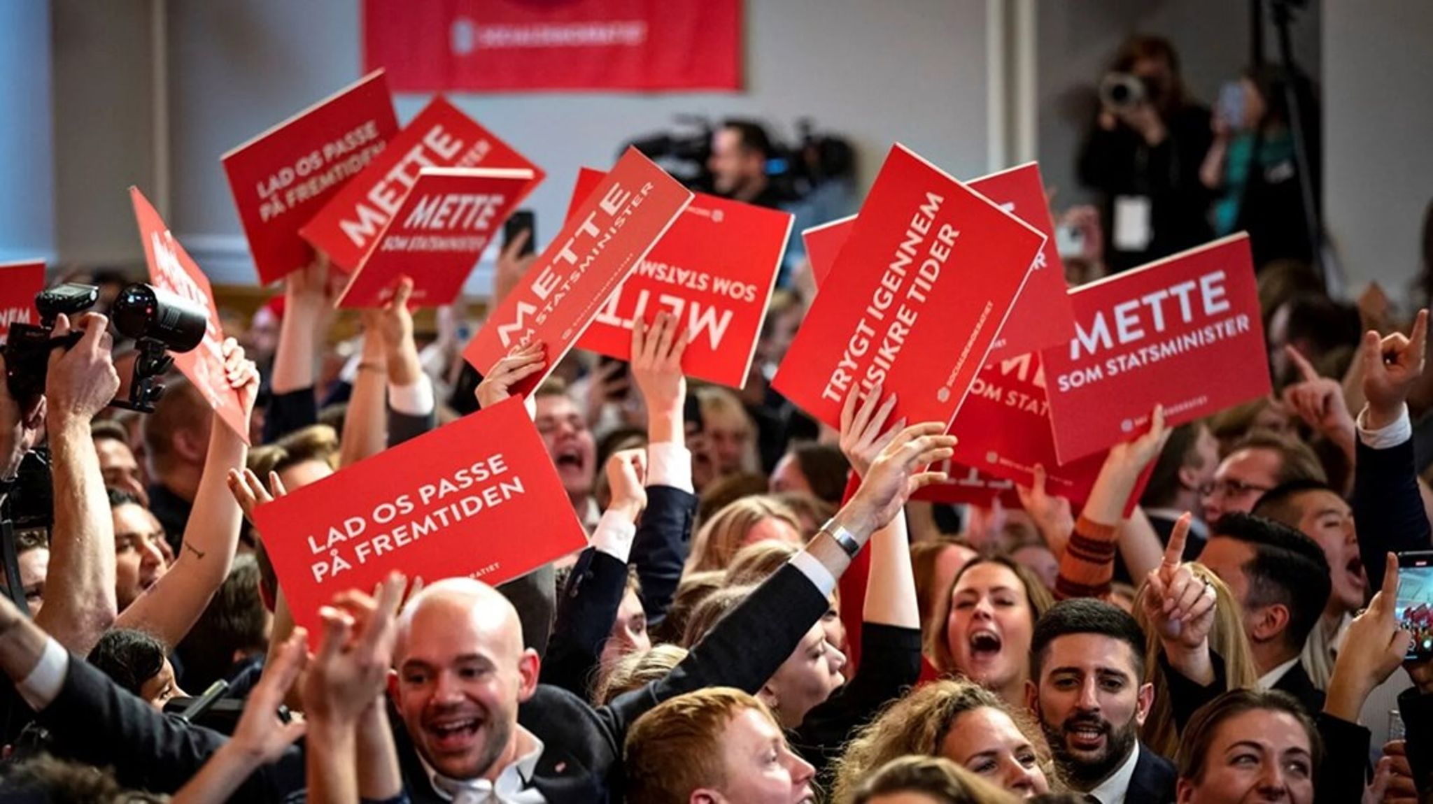 "Med hans journalistiske baggrund, hans dybe indsigt i dansk politik og
hans blik for, hvordan moderne medier arbejder, mener jeg, at han er den helt
rette person," udtaler Socialdemokratiets sekretariatschef Michael Schreiber om Jesper Vestergrens nye stilling 