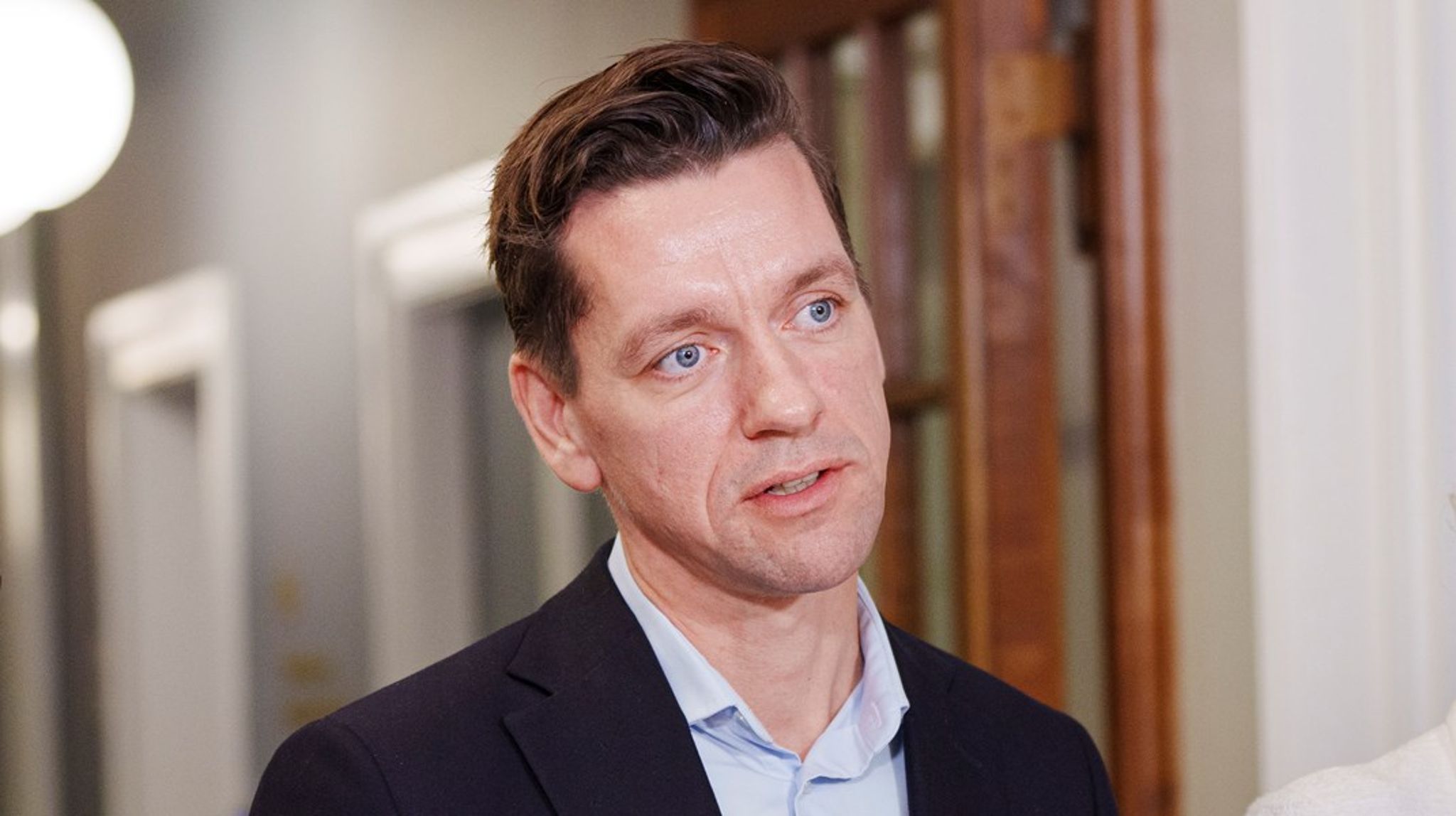 Hvis vi skal undgå, at forældre og børn bliver skubbet helt ud til kanten, så skal der noget helt andet til end en opfordring om at holde hovedet højt og blot hente trætte børn ved lukketid, skriver Anja Marschall.<br>