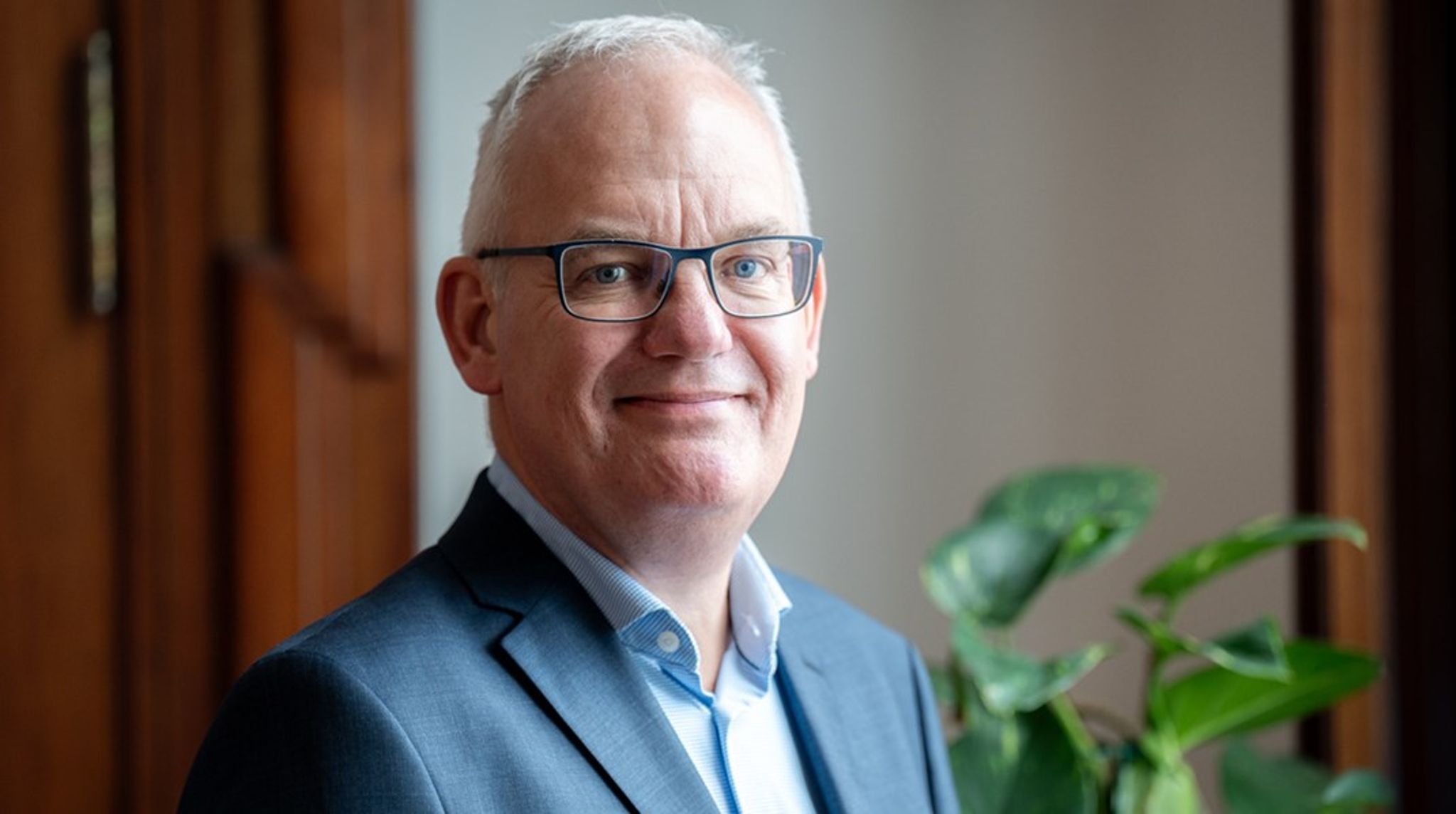 <div>Kim Bové er blevet udpeget som den nye særlige rådgiver for Troels Lund Poulsen i Forsvarsministeriet. Han skifter til denne rolle fra sin tidligere stilling som kommunikationsdirektør hos Danmarks Eksport- og Investeringsfond.<br></div>