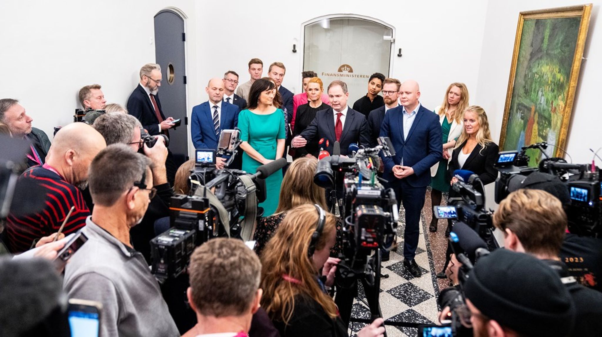 Finansloven er først og fremmest "En fin lille aftale", som Lars Løkke Rasmussen kaldte en vækstaftale med Socialdemokraterne tilbage i 2013.&nbsp;For politisk er finansloven nærmest ingenting,&nbsp;skriver&nbsp;Simon Emil Ammitzbøll-Bille.