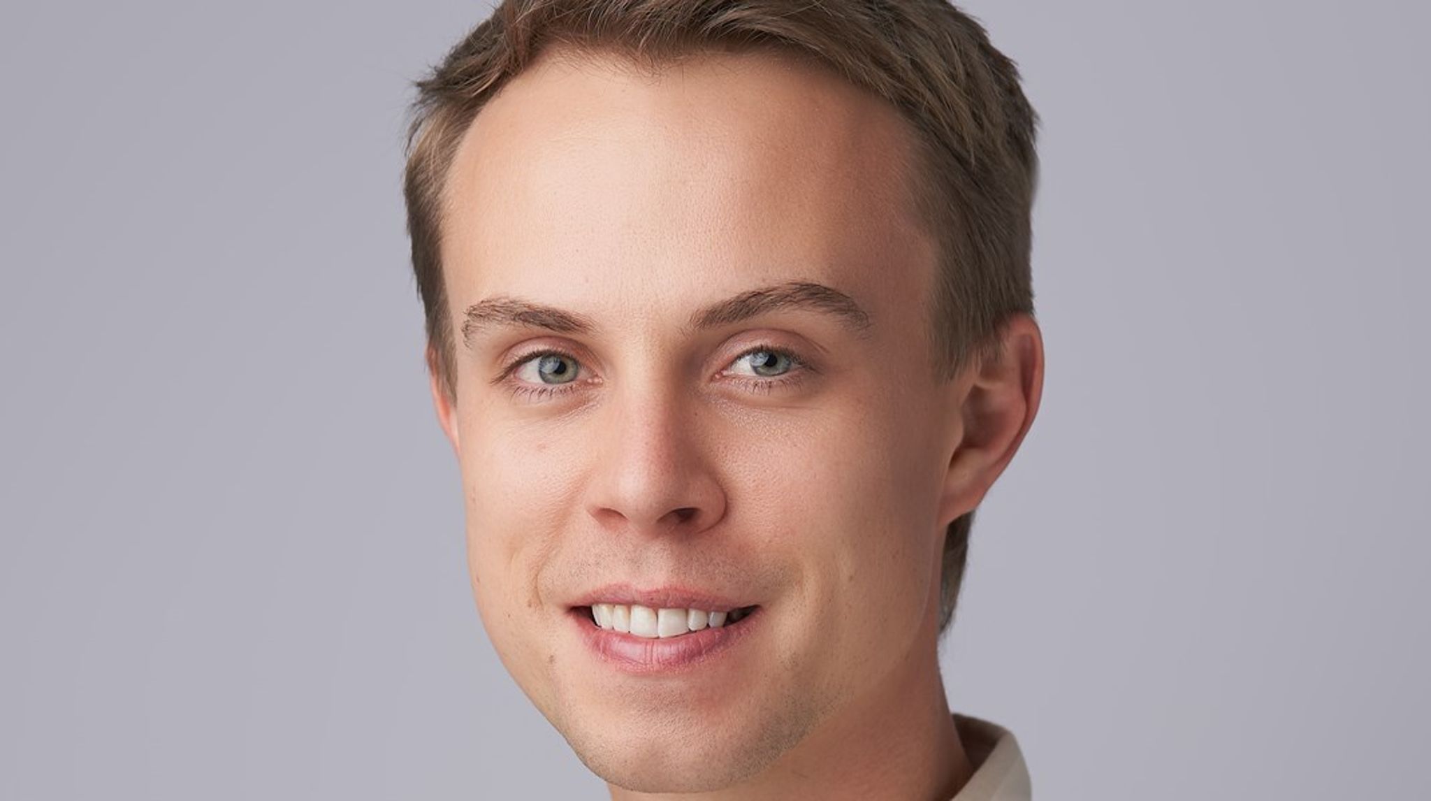Simon Graugaard Schmidt har arbejdet i Landbrug &amp; Fødevarer i tre år, senest som chefrådgiver.Han er&nbsp;uddannet journalist fra Danmarks Medie- og Journalisthøjskole og har tidligere arbejdet i Danmarks Radio.&nbsp;&nbsp;