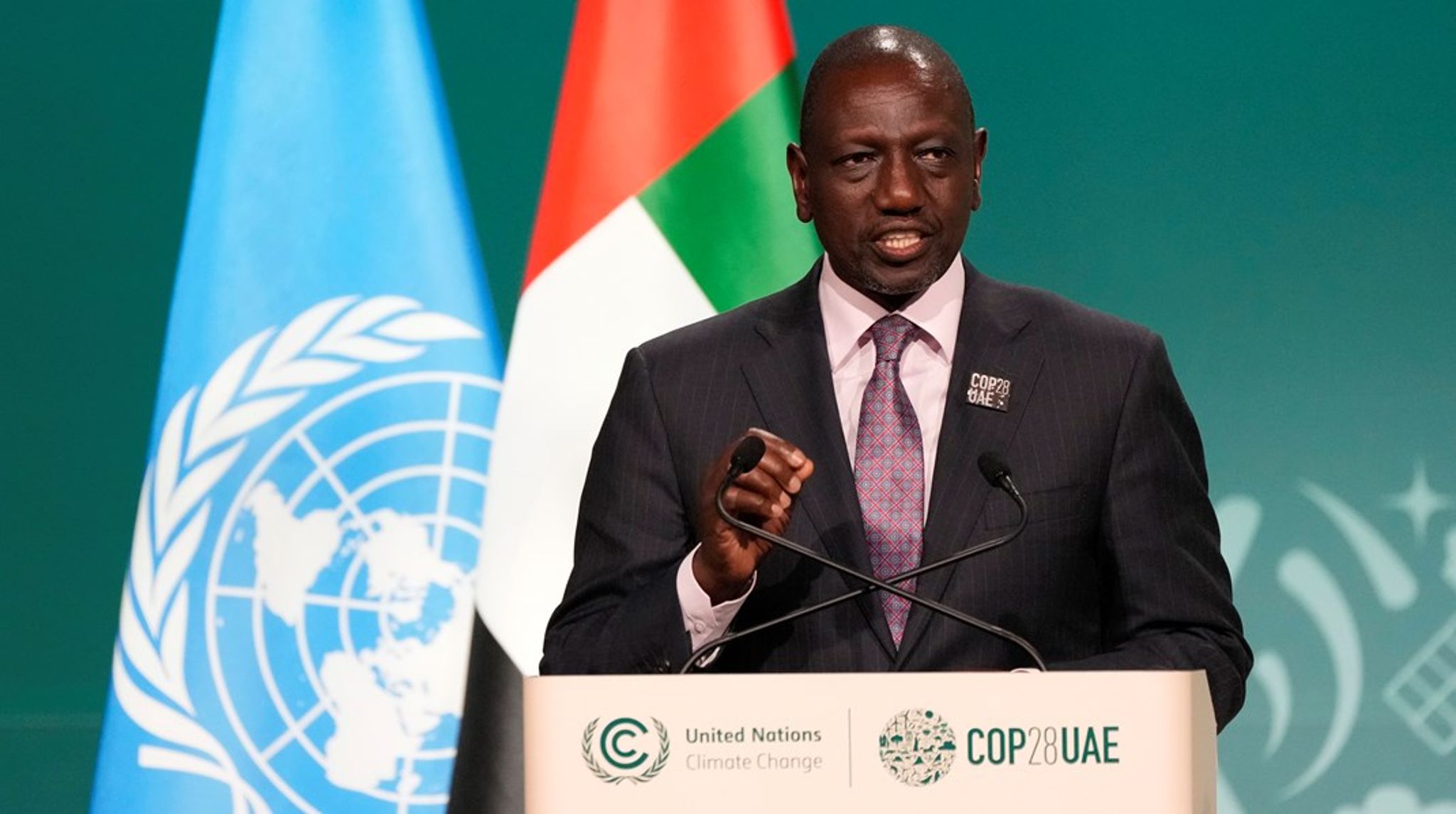 "Hvis I vil have vores lande til at tage hånd om klimaforandringerne, så start med at sætte vores gæld på pause," skrev Kenyas præsident, William Ruto, i et <a href="https://www.nytimes.com/2023/10/08/opinion/climate-change-africa-debt.html" target="" rel="">debatindlæg i New York Times</a> i oktober. I marts måtte offentligt ansatte i Kenya vente på at få deres løn, fordi landet i forvejen kæmpede for at betale af på gæld.
