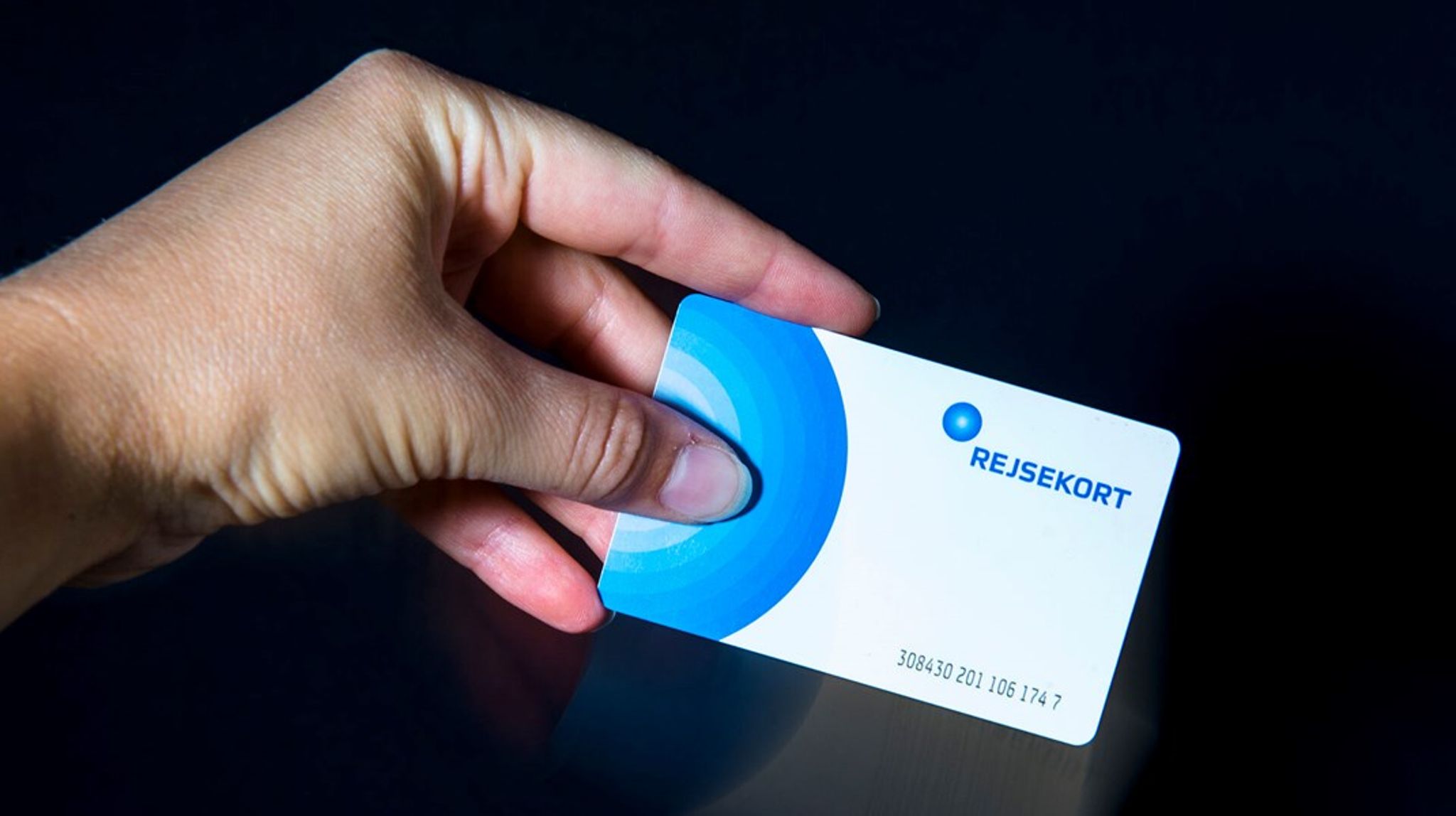 Det velkendte, fysiske, hvide rejsekort er snart fortid. I løbet af 2024 forventes det nemlig, at du kan checke ind og ud direkte fra en rejsekortsapp på din smartphone. 