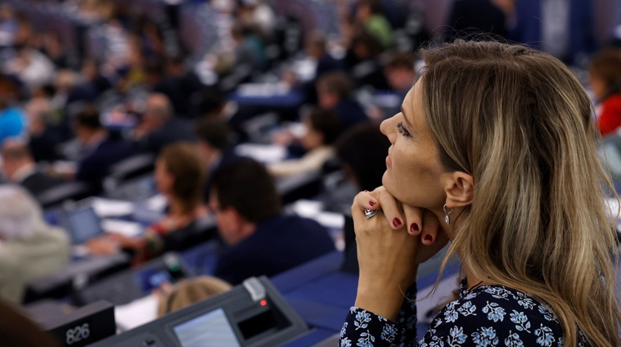 For ét år siden fandt belgisk politi en kuffert tæt pakket med 50-eurosedler til en værdi af flere millioner kroner. Kufferten tilhørte den tidligere socialdemokratiske næstformand i Europa-Parlamentet Eva Kailis far. Hun er i dag tilbage i parlamentet som løsgænger, mens hendes sag efterforskes.