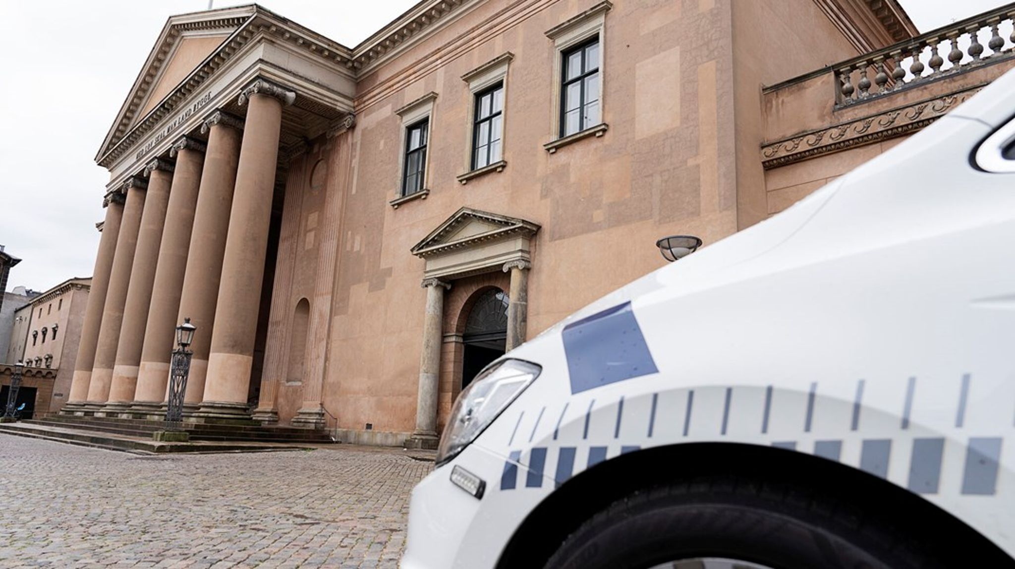 I politiet&nbsp;tales der om "moralsk stress"&nbsp;på grund af en større og større politisk detailstyring og dårlig ledelse, hvor&nbsp;man som ansat oplever at blive kastet rundt og at have meget lidt tid til at dedikere sig til et godt og grundigt stykke arbejde, skriver David Sausdal.