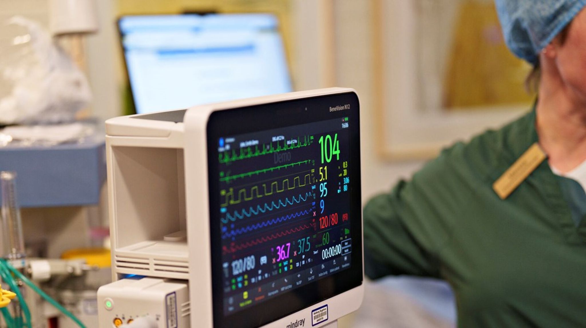 De administrative medarbejdere kan give frontpersonalet mulighed for at bruge mere tid på patienterne og dermed gøre sygehusene i stand til at blive mere værdiskabende i sundhedssektoren, skriver&nbsp;Nathali Schaap Degn, Kalle Syberg Kjær og Michael Smærup.