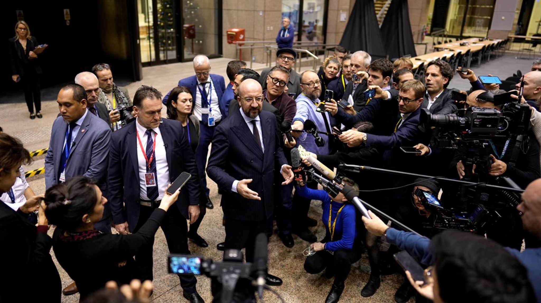 Torsdag aften kom EU's rådsformand, Charles Michel, pludselig ned i topmødecentrets pressesal for at annoncere en "historisk" aftale om udvidelses-forhandlinger med Ukraine, Moldova og senere også Bosnien-Hercegovina, mens Georgien får kandidatstatus.