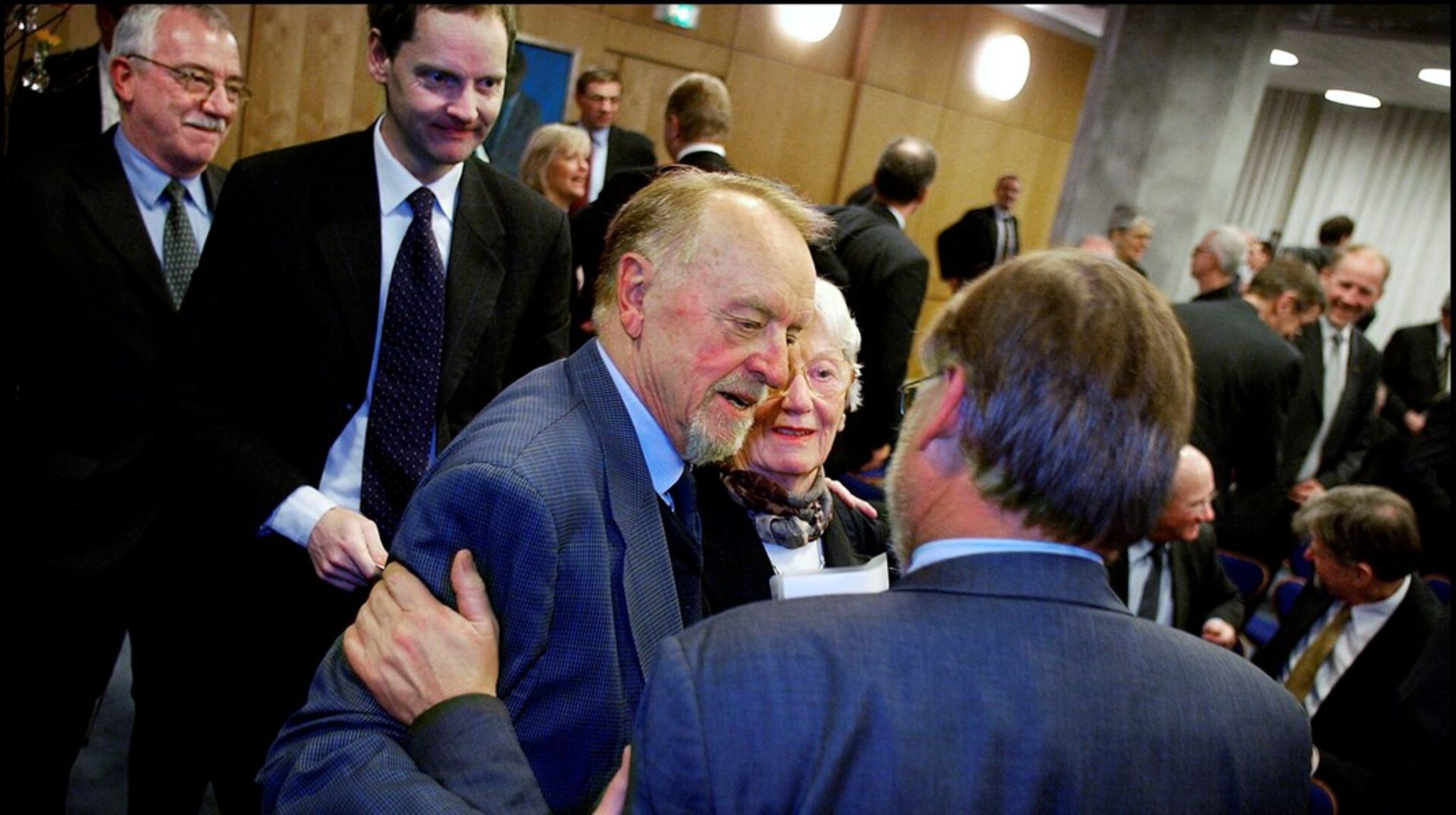 Erling Bjøl lykønskes af daværende chefredaktør på Information, Torben Krogh, med modtagelsen af Berlingskes journalistpris i 2004. Bjøl modtog prisen i anerkendelse af hans mangeårige virke som journalist og forfatter.&nbsp;