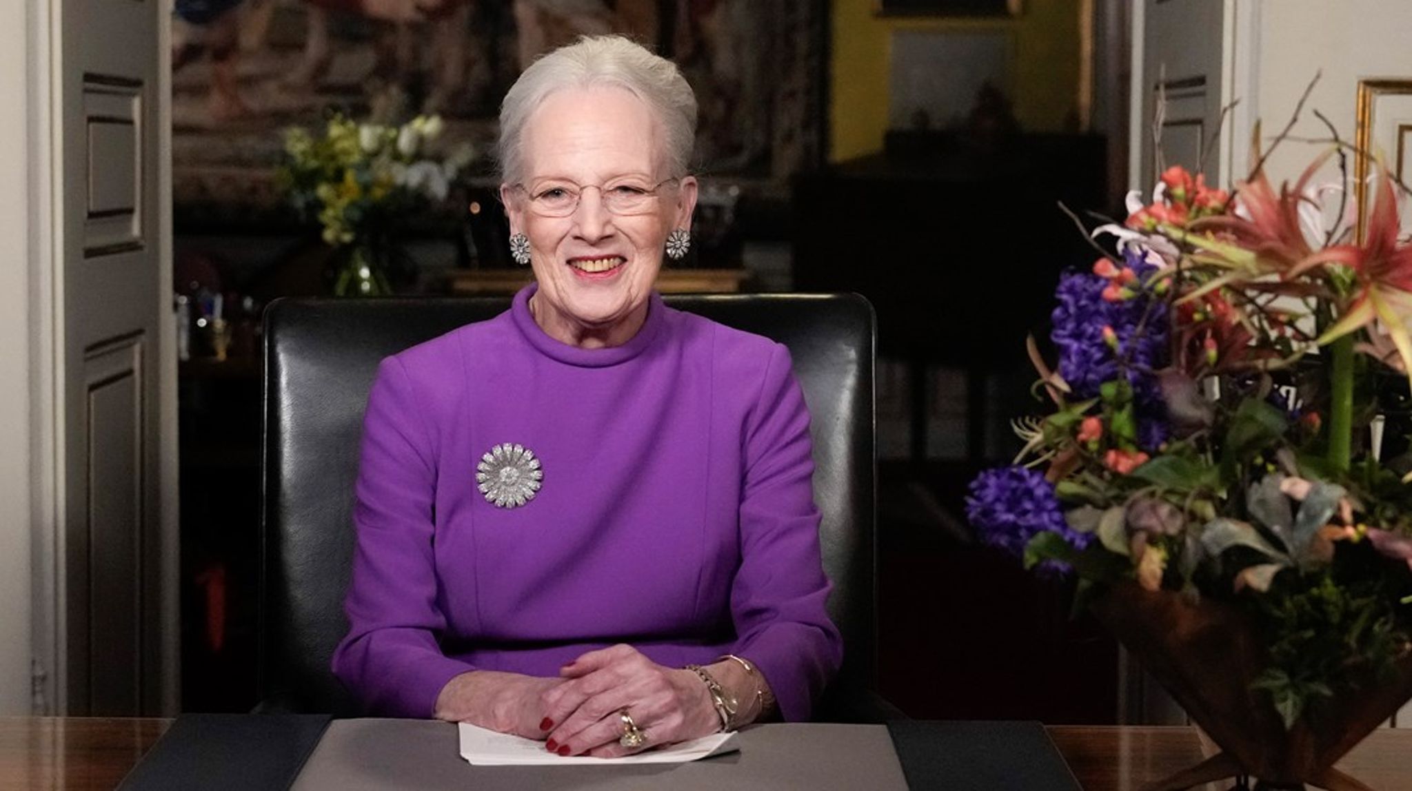 "Jeg har besluttet, at det er nu, der er det rigtige tidspunkt," lyder det fra dronning Margrethe, der i sin nytårstale annoncerer, at hun vil abdicere 14. januar 2024.<br>