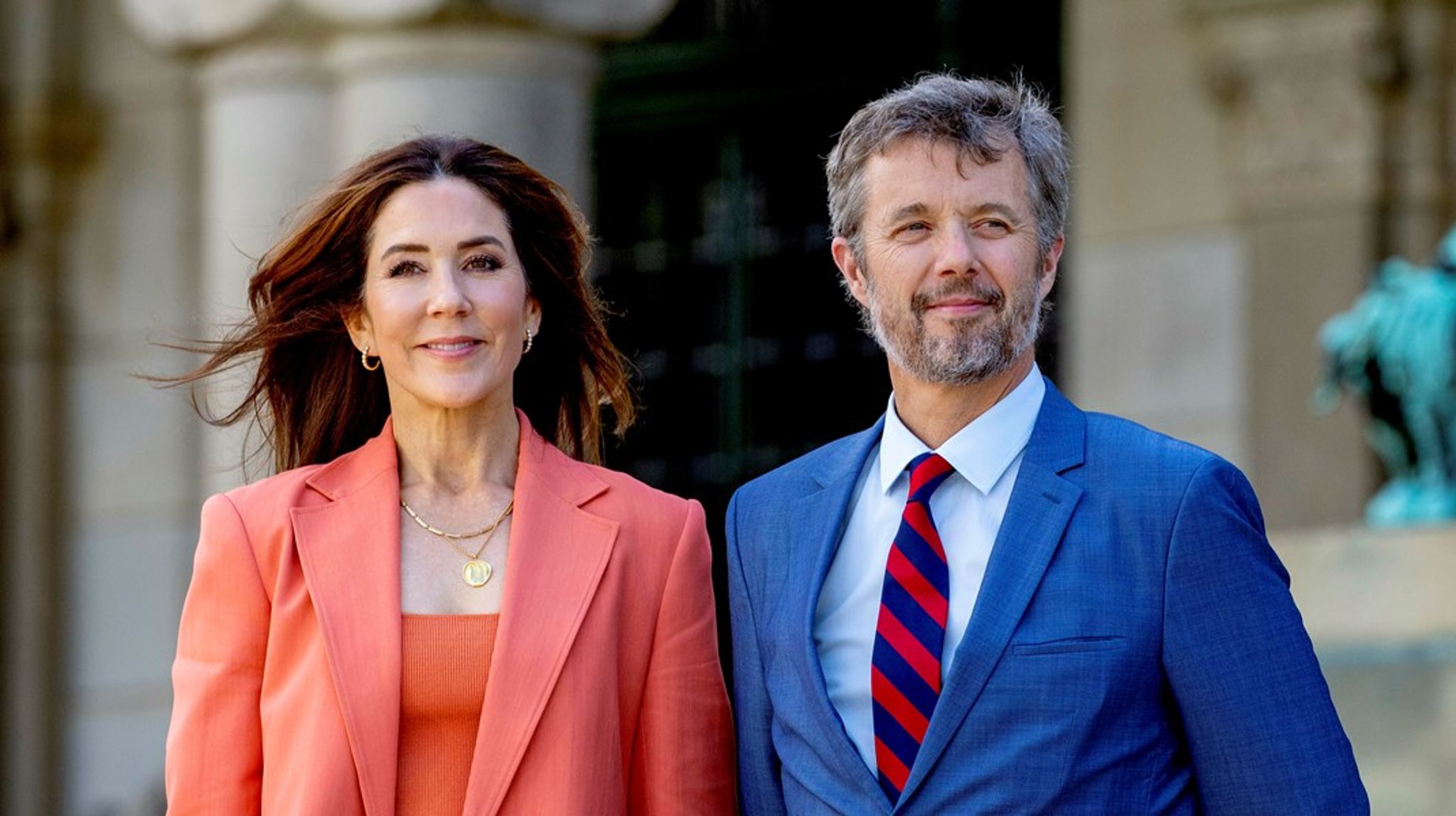Danskerne skal passe på, hvad de ønsker sig, når de fremhæver det kommende kongepars folkelighed og efterspørger mere af samme skuffe,&nbsp;skriver Kasper Valentin Poulsen.