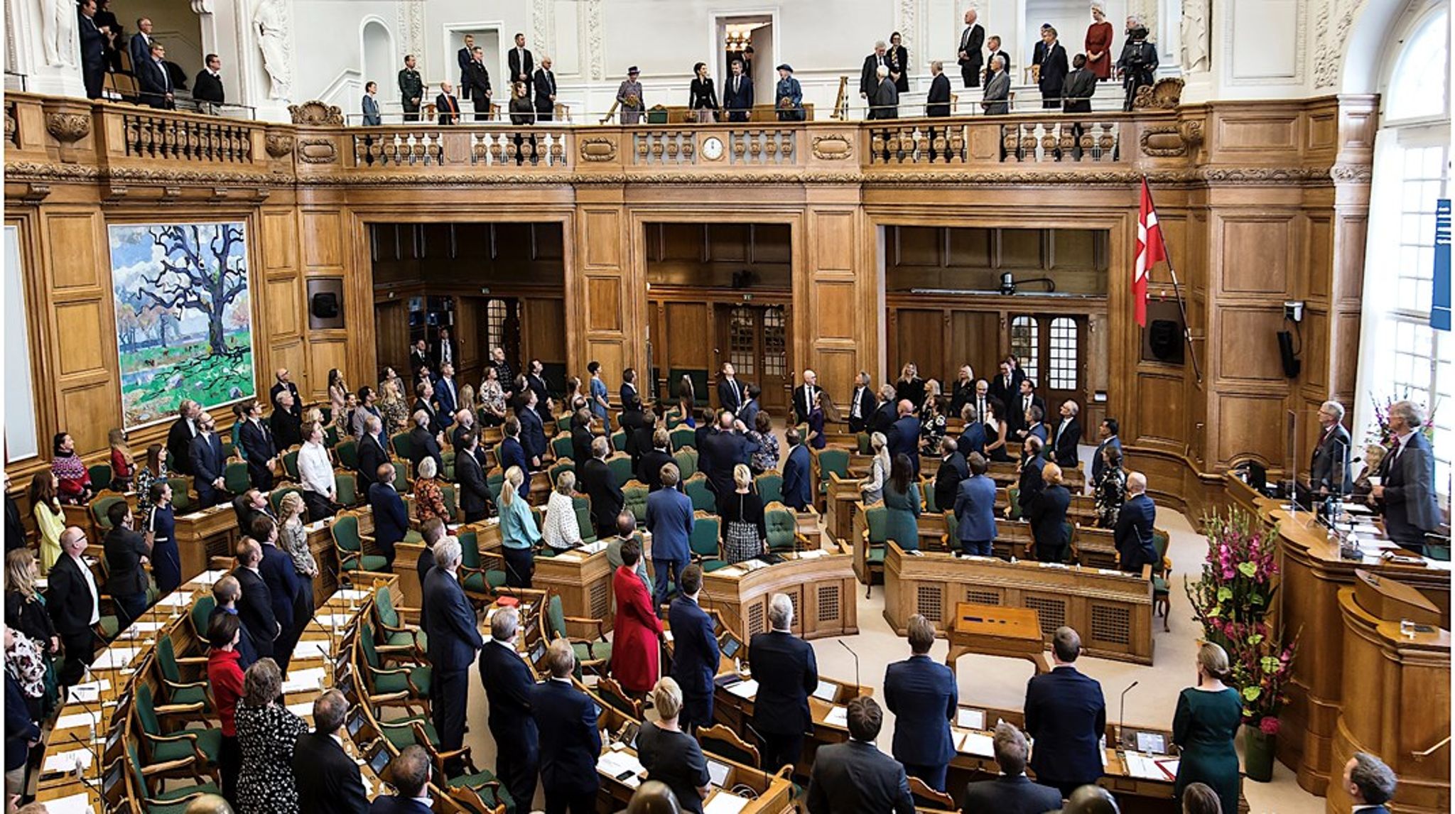 Folketingets åbning i 2023 –&nbsp;en af de sidste gange, hvor Dronning Margrethe sammen med sin nærmeste familie var gæst ved en ny parlamentssamling. De folkevalgte rejste sig for de kongelige, som så satte sig ned og lyttede. Helt som det i gensidig respekt skal være. For ingen over eller ved siden af Folketinget, minder Altingets&nbsp;–&nbsp;royale&nbsp;–&nbsp;udgiver om.