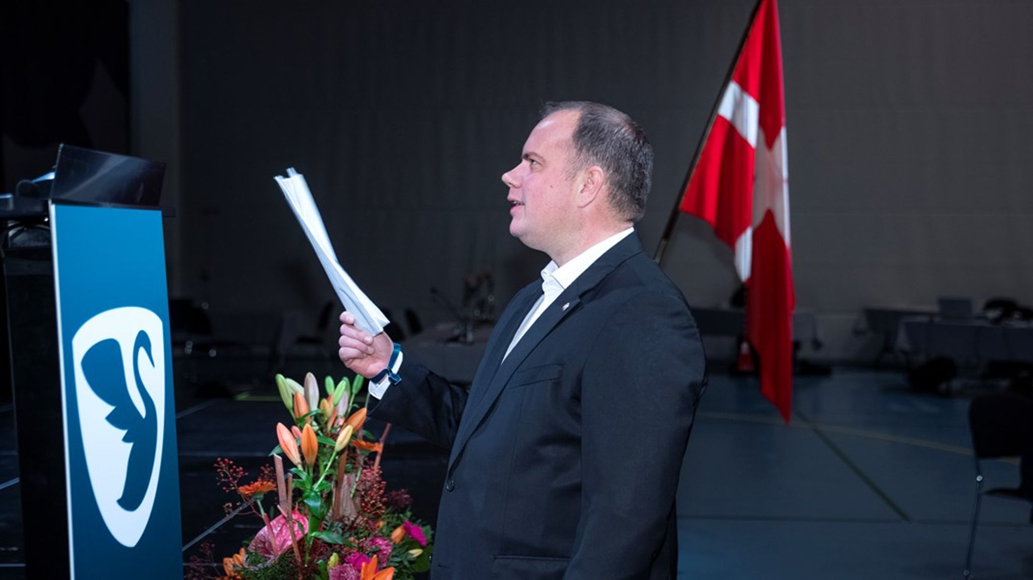 Martin Henriksen har nattearbejde som sikkerhedsvagt. Derfor får han først tid på "mandag eller tirsdag" til at tage stilling til, om han stiller sig til rådighed som formand for Nye Borgerlige. Hans EU-planer er indtil nu lagt på hylden.