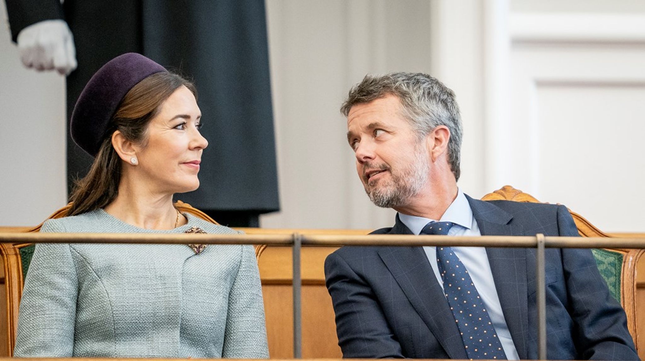 I Folketinget bliver søndagens tronskifte markeret, når statsminister Mette Frederiksen (S) skal overbringe en mundtlig besked fra kongen til Folketinget. Efterfølgende er der reception, hvor det nye kongepar er inviteret.&nbsp;