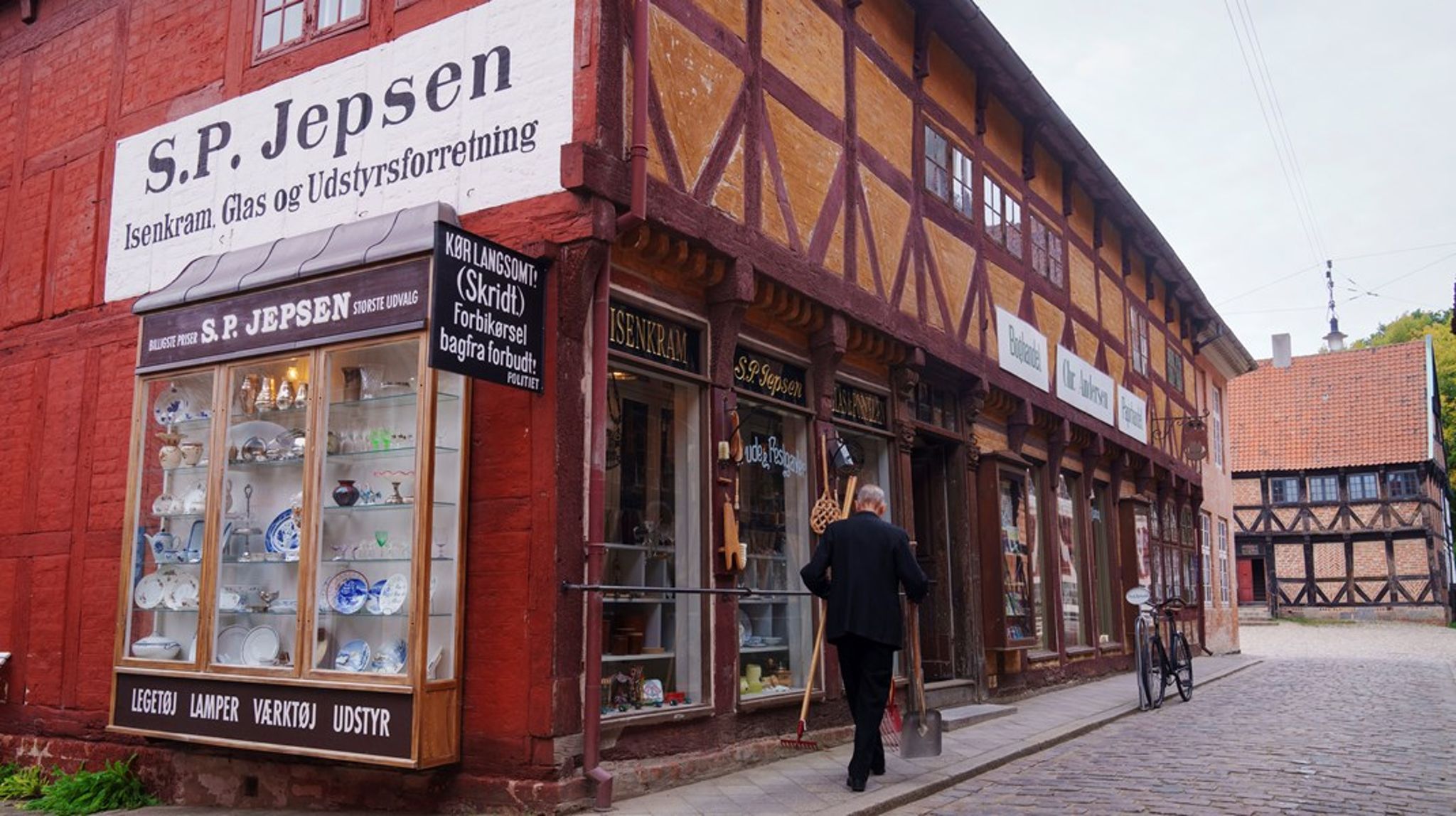 Det bliver antydet, at vi skulle mene, at museerne har det som et ”selvstændigt formål at tjene penge”, og at de skal være ”professionelle forretninger med stor omsætning”. Det er meget langt fra pointen, skriver&nbsp;Erik Balch Frisgaard og Henning Kjærgaard.&nbsp;