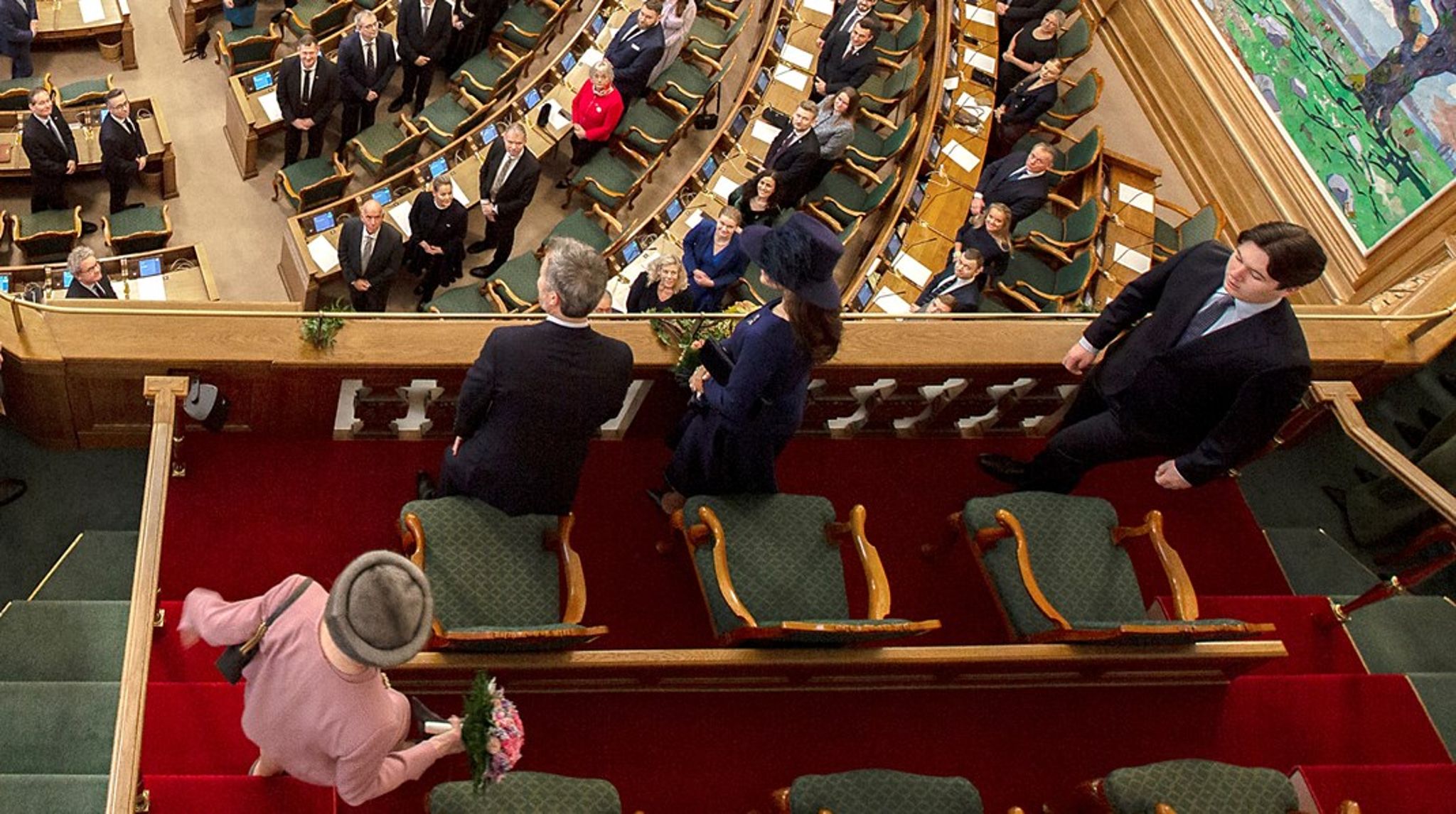 De folkevalgte ser ved mødet mandag til, at det nye
kongepar har indtaget deres pladser i logen, mens dronning Margrethe og
kronprins Christian finder deres nye pladser.&nbsp;