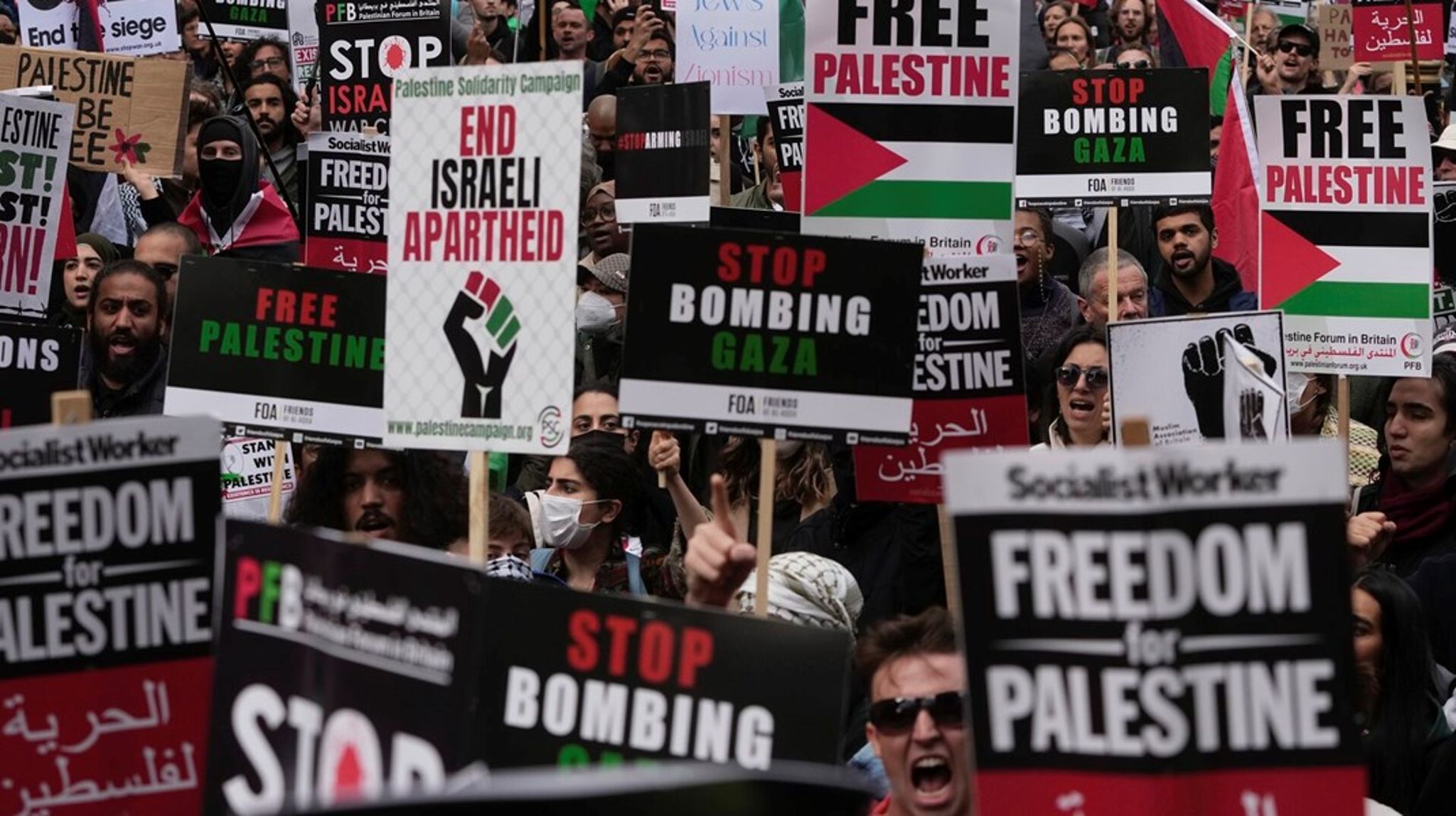 I flere europæiske hovedstæder har der været sympati-demonstrationer for de palæstinensiske ofre for bombninger i Gaza. Her er det et protestmøde i London.
