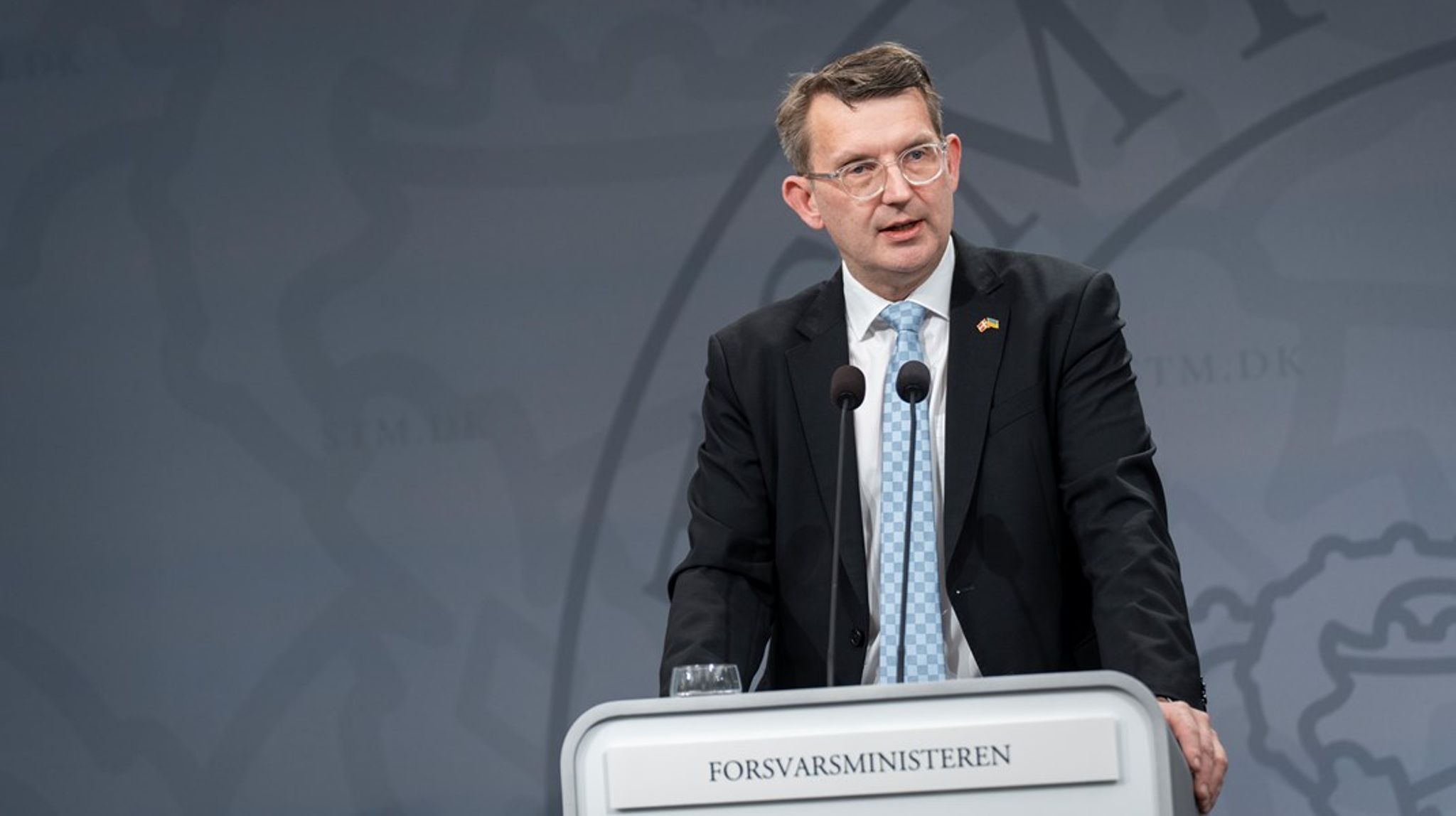 Hvis der er et ressortområde, der kræver en nærmest overmenneskelig arbejdsindsats, og som forlanger såvel strategisk overblik som sans for djævlen i detaljen af sin øverste politiske chef, så er det Forsvarsministeriet, skriver Thomas Larsen.
