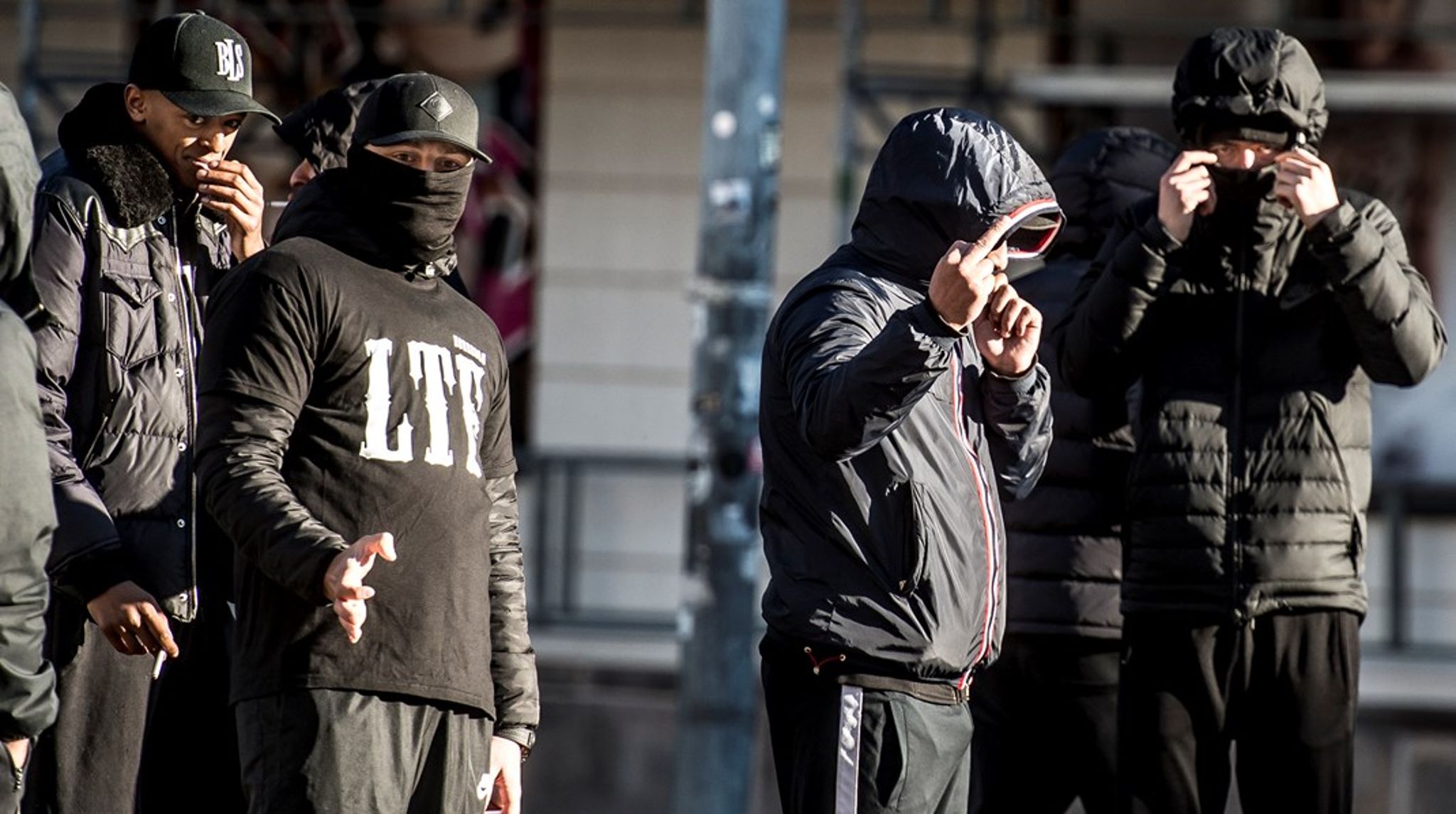 Medlemmer af Loyal To Familia poserer ved en af mange retssager banden var indblandet i, inden den blev forbudt.&nbsp;&nbsp;