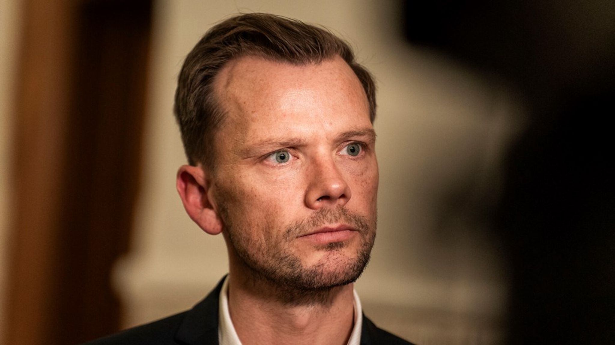 Når justitsministeren bliver konfronteret med, at hele ti procent de facto sidder i en slags isolationsfængsel uden at blive kendt skyldige, og så mest af alt konstatere, at det er en ganske god "hit rate", burde være fyringsgrund, skriver David Sausdal.