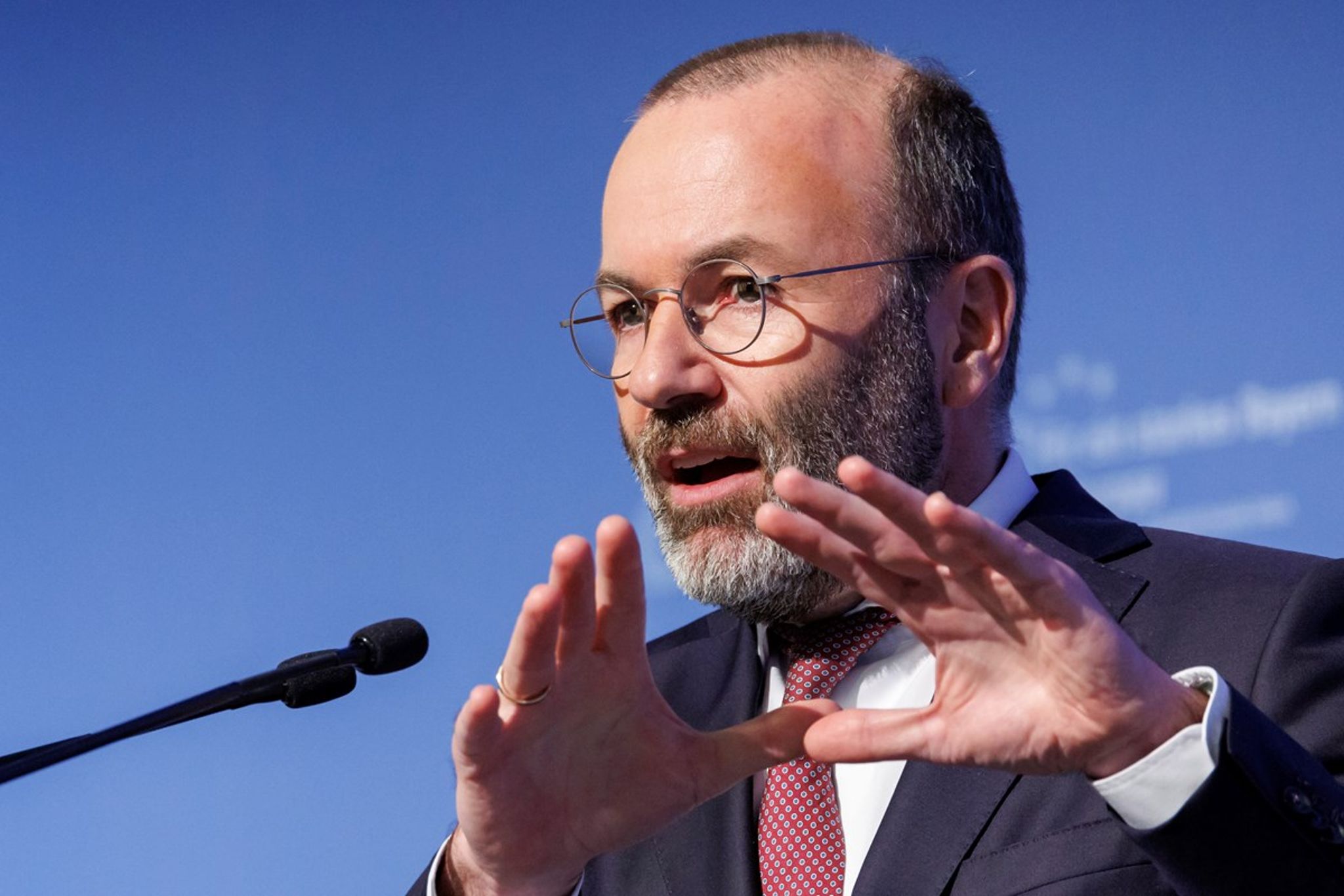 "Den grønne omstilling vil få massive sociale konsekvenser. Det er det, der skaber grobund for populisme," siger Manfred Weber, formand for EU-Parlamentets konservative gruppe (EPP), om sin frygt for vælgerflugt til den yderste højrefløj ved det forestående europaparlamentsvalg.