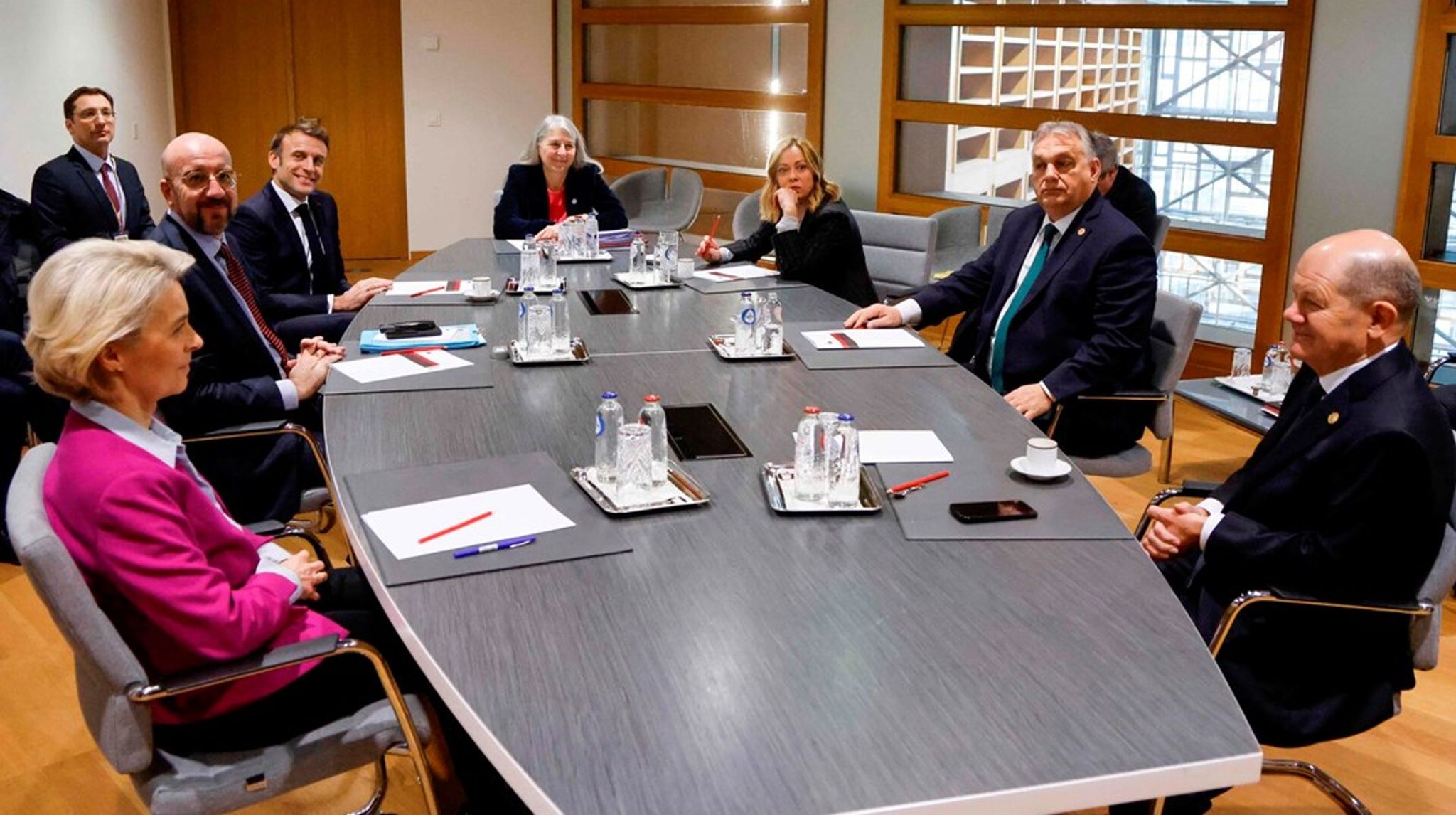En kerne af ledere var torsdag formiddag samlet i et lille mødelokale i EU's rådsbygning for at lave en aftale med Ungarns leder, Viktor Orbán, om at hjælpe Ukraine med i alt 373 milliarder kroner over de næste fire år. EU-cheferne Ursula von der Leyen og Charles Michel var med til mødet, men de virkelig tunge spillere var Frankrigs præsident, Emmanuel Macron, Tysklands forbundskansler, Olaf Scholz, og så den italienske regeringsleder, Giorgia Meloni, som øjensynlig spillede en vigtig rolle. For bordenden sidder Ministerrådets generalsekretær, Thérèse Blanchet.