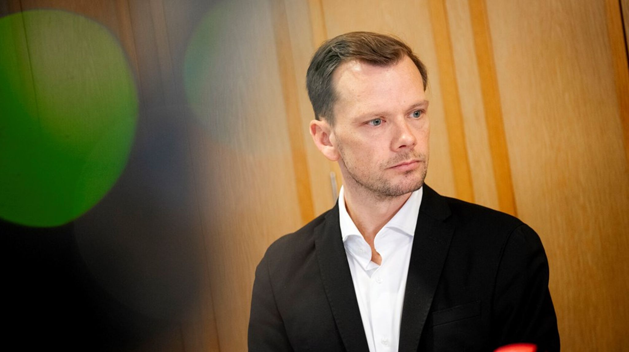At&nbsp;ønske&nbsp;en minister&nbsp;fyret fra&nbsp;sit&nbsp;job er&nbsp;voldsomt.&nbsp;At argumentere for at&nbsp;vores udøvende og dømmende magt i en blanding af skjulte motiver og&nbsp;inkompetence foretager ”organiseret justitsmord”&nbsp;er voldsommere, skriver Asbjørn Reissmann.