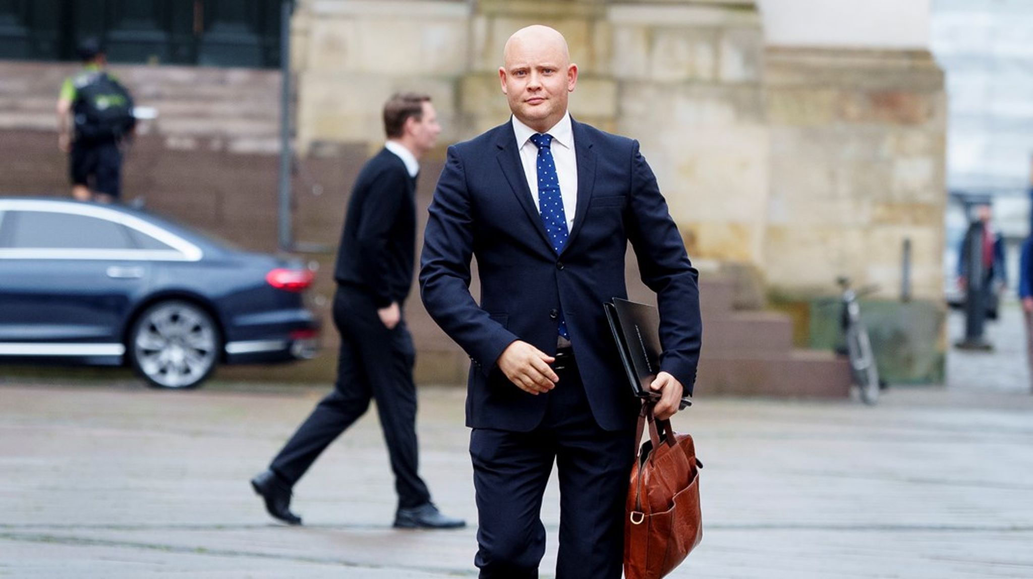 Kulturminister Jakob Engel-Schmidt&nbsp;udnytter nu regeringens nye regler om at få hele to personer til at rådgive sig i sit arbejde.