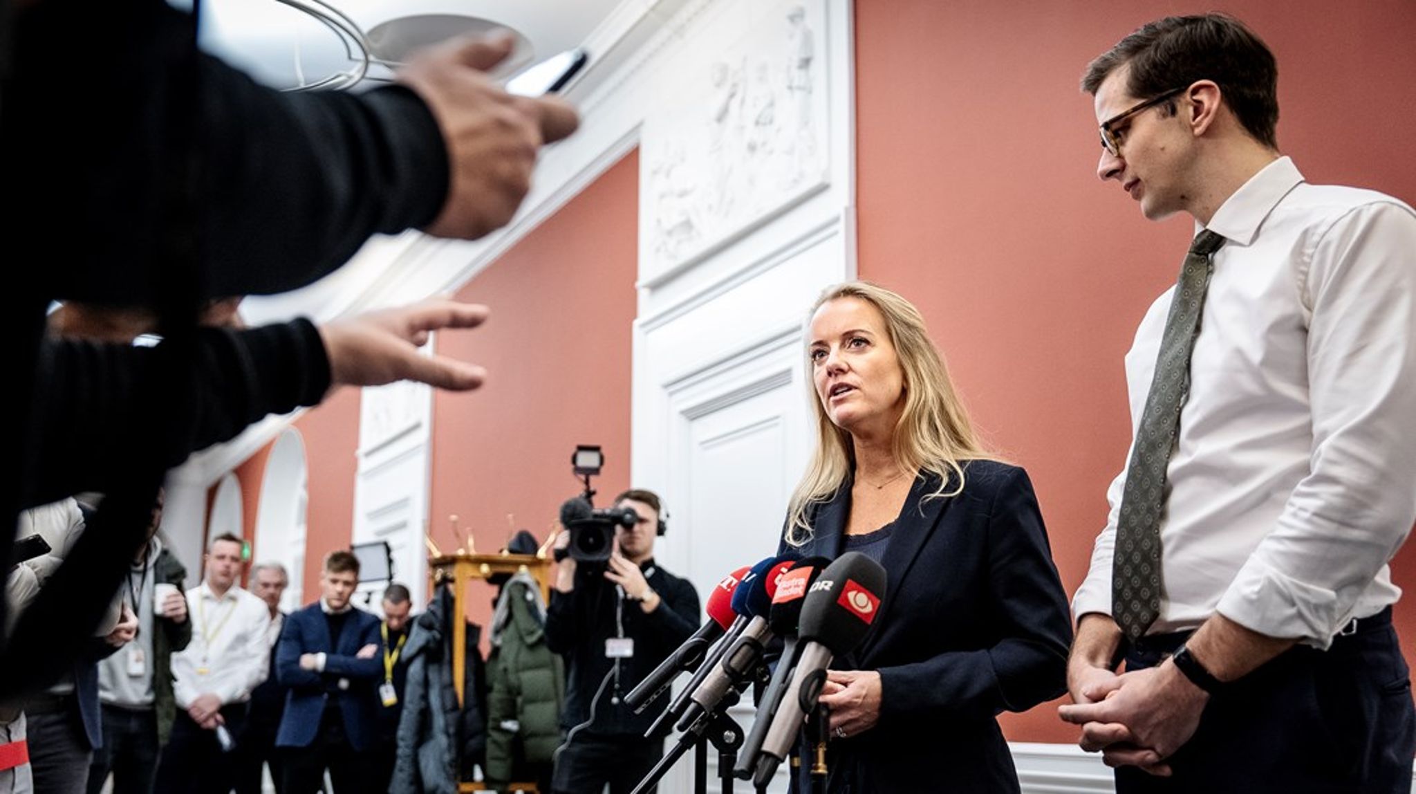 ”Politikere klipper en hæl og hugger en tå,” siger Erik Holstein og sammenligner i podcasten de seneste&nbsp;partihop med dem før i tiden.&nbsp;