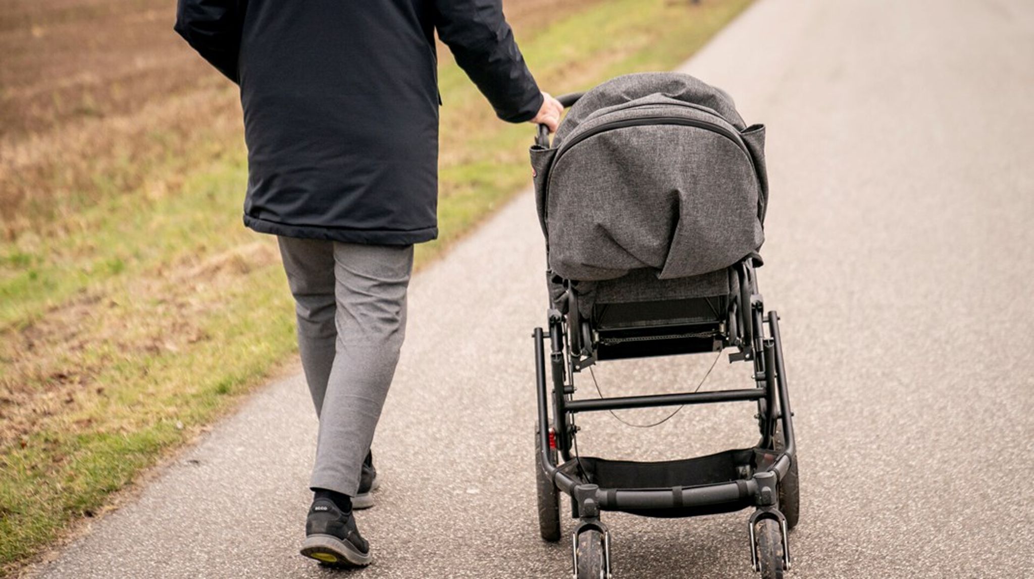 I Danmark har tre ud af fire mænd en sædkvalitet, der er mindre end optimal.&nbsp;Derudover producerer mænd i dag kun halvt så mange sædceller, som de gjorde for 50 år siden. Det gør, at rigtig mange par vil komme til at opleve, at de skal igennem et fertilitetsforløb, hvis de ønsker at få et barn, skriver Anette Steenberg og Jens Sønksen.