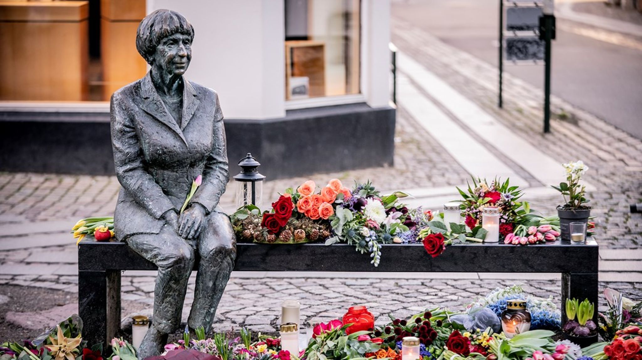 Statuen af Lise Nørgaard i Roskilde er en af de få danske statuer af kvinder.