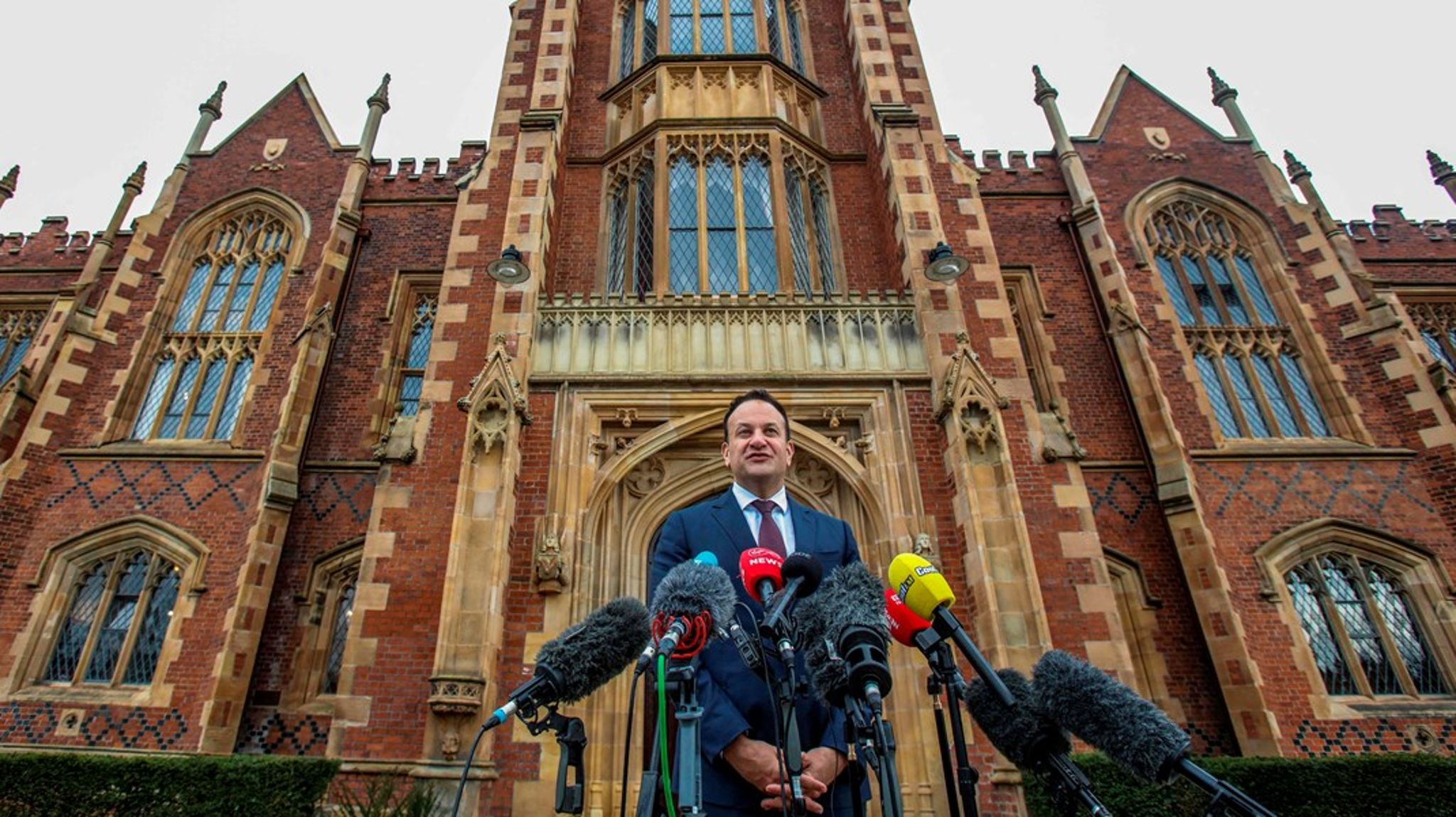 Leo Varadkar træder tilbage som premierminister, så snart hans efterfølger er valgt. Han træder tilbage som leder af partiet Fine Gael med øjeblikkelig virkning, meddelte han onsdag.<br>