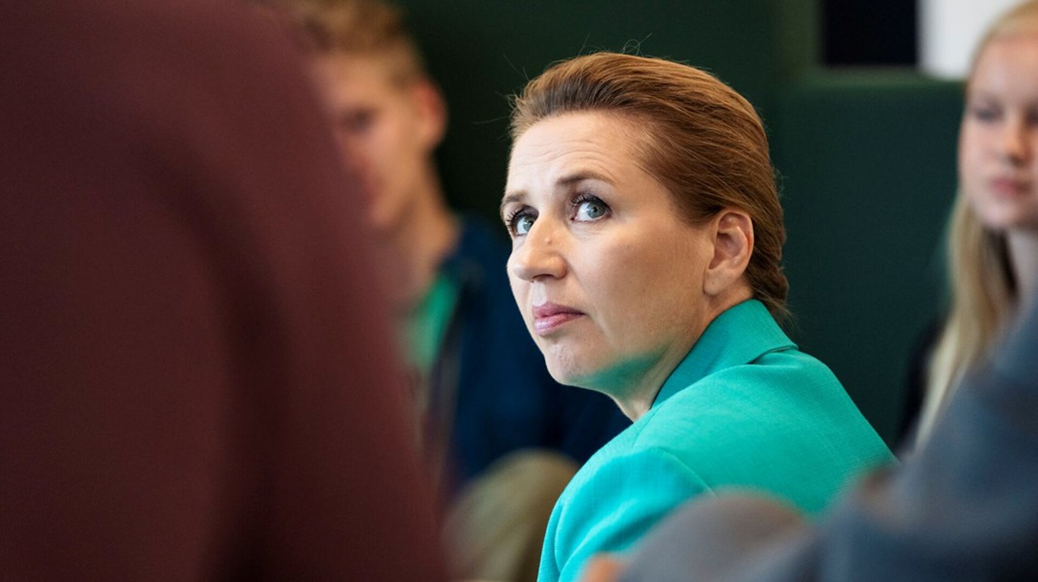Skellet mellem uddannelse og arbejdsmarked er i opløsning, og regeringens uddannelsespolitik bygger i høj grad på troen på, at man lærer og udvikler sig lige så godt i "livets skole" som i "skole-skole".
