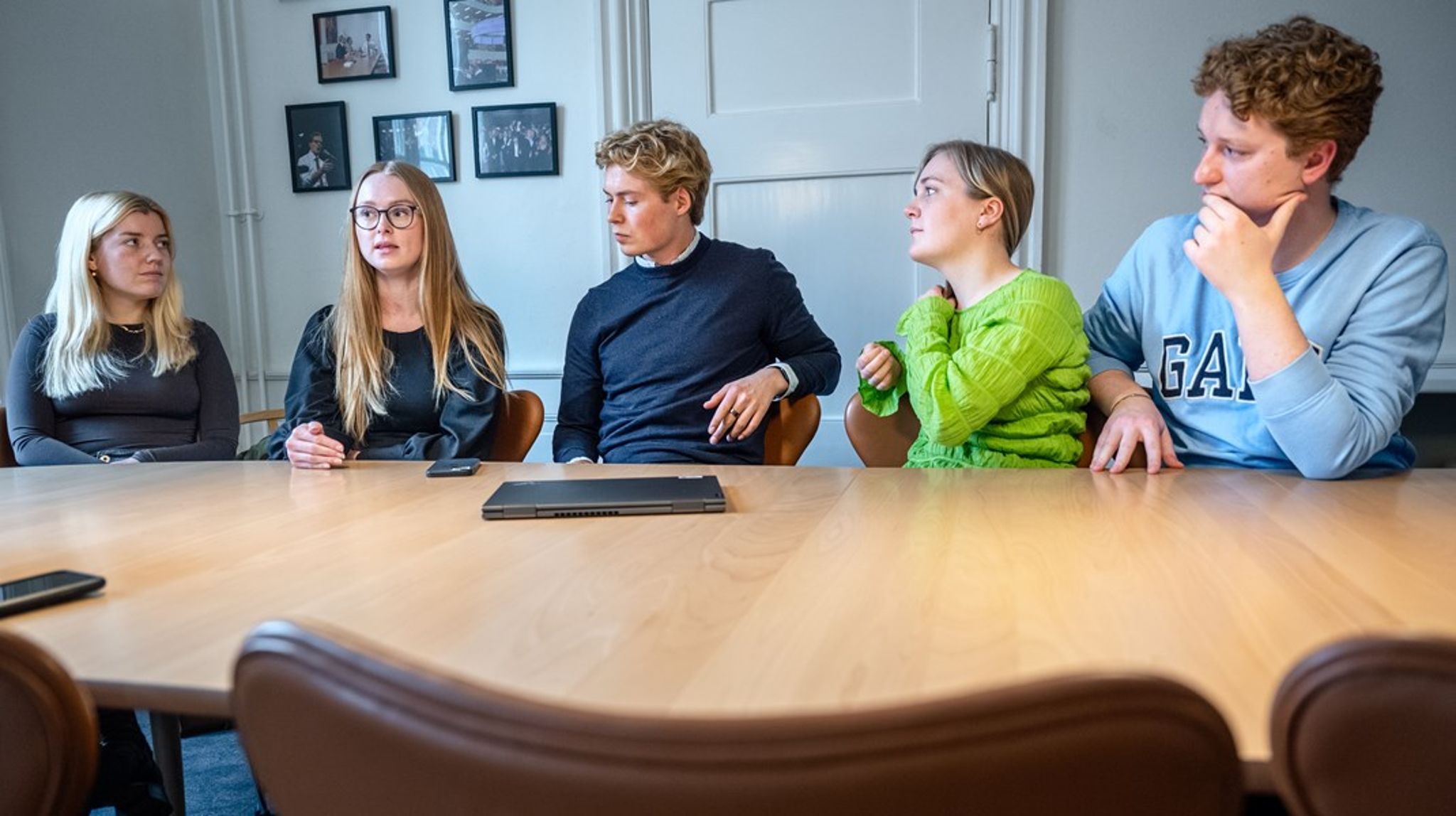 Fra venstre mod højre: Selma Bolø (EL), Maria Pryds (K) Mads Strange (LA)&nbsp;Karoline Lindgaard (ALT) Mathias Niebuhr (S).<br>Sigrid Friis (RV) og Tobias Weische (DF) er også en del af alliancen, men er ikke med på fotoet.&nbsp;<br>