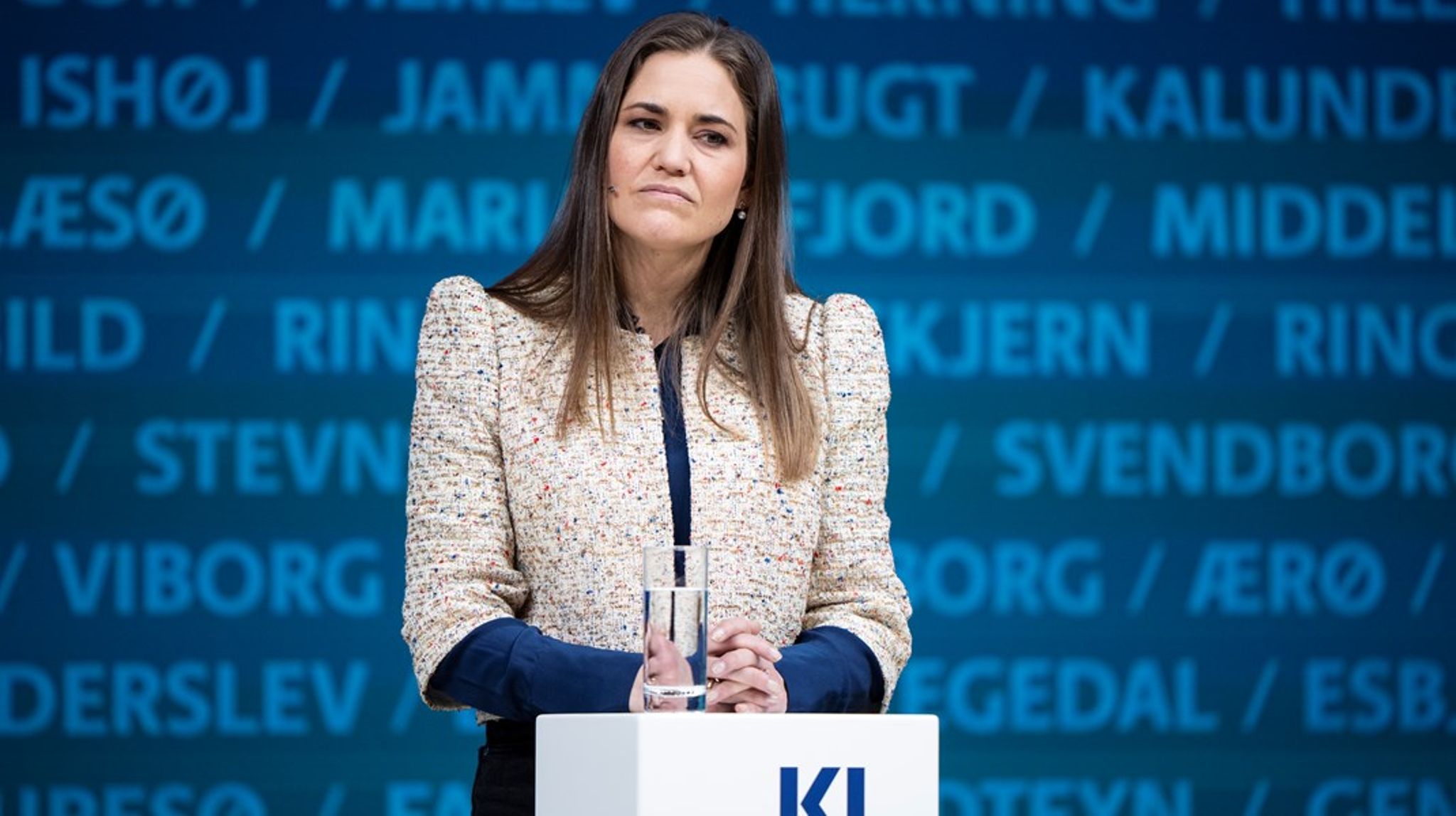Marie Bjerre, rødderne på Christiansborg og for så vidt resten af verden, står i en svær situation.
Grænsen mellem genialitet og katastrofe er papirstynd i den digitale verden. Og&nbsp;lovgivning, som sikrer, at teknologi tjener mennesker og ikke omvendt, er måske slet ikke mulig at indføre, skriver Marie Møller Hall.
&nbsp;