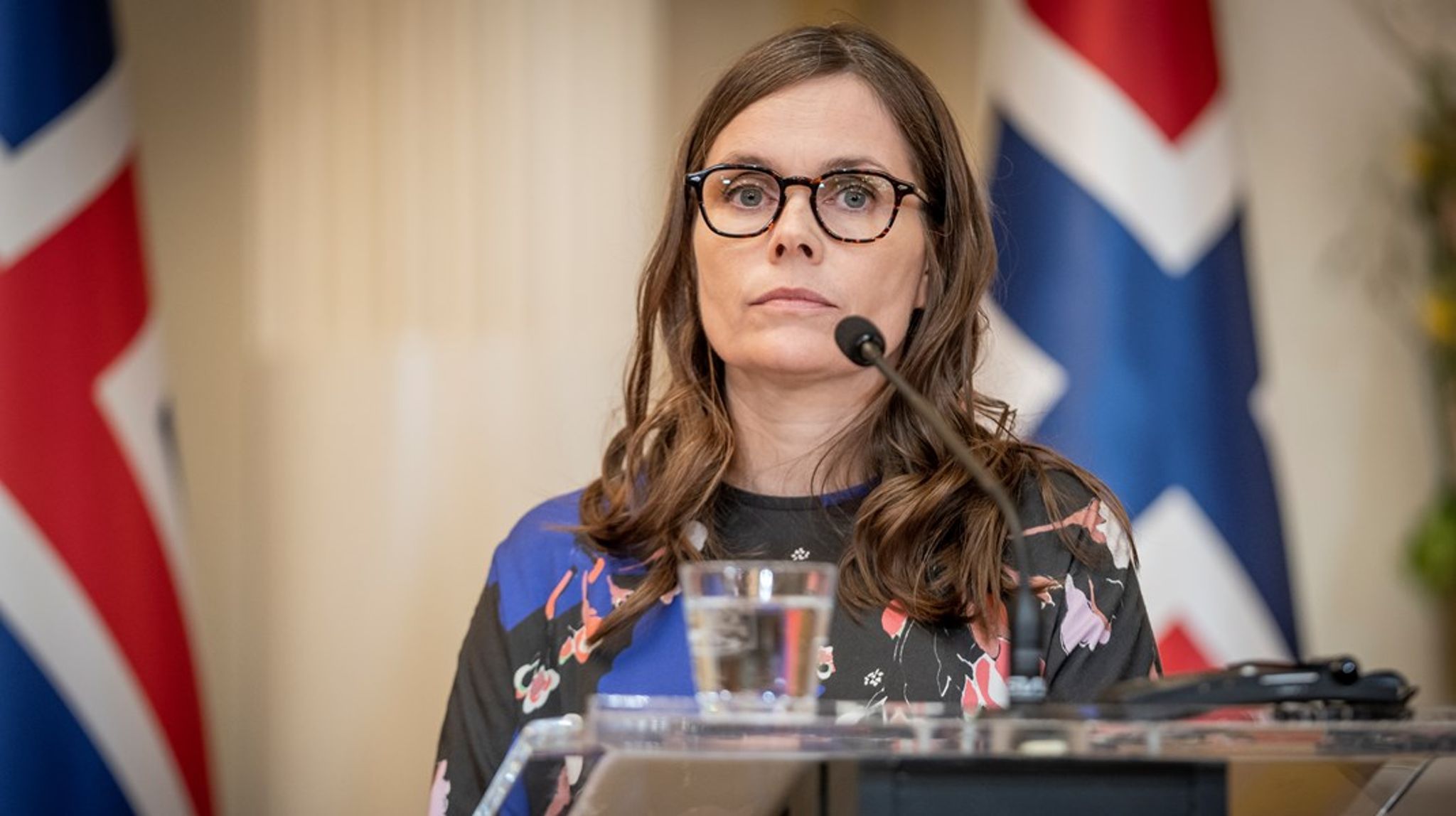 Islands siddende statsminister går af. 