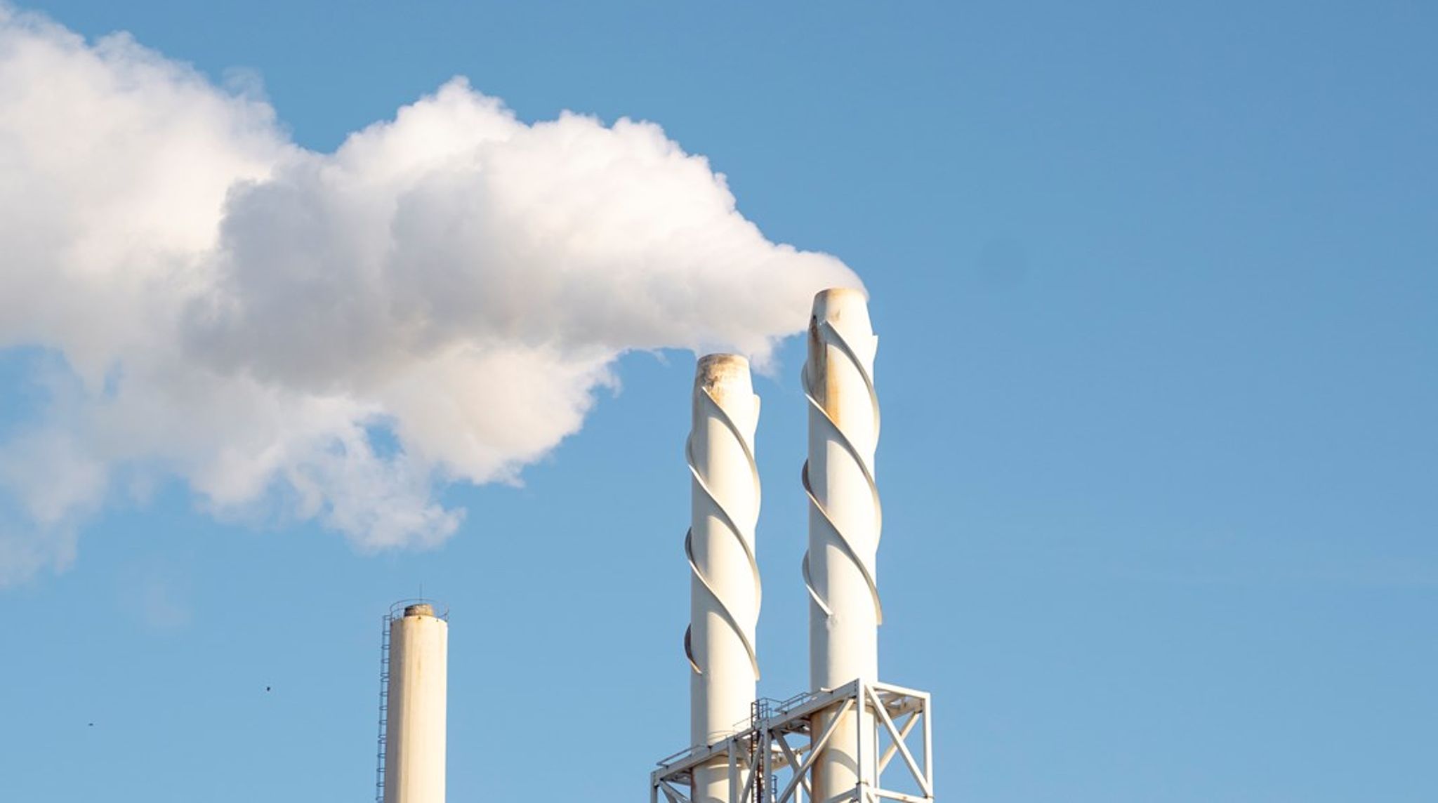 Det undrer mig ærligt talt, at politikere, der tilmed har slået sig op på at gå op i klimaet, med et nyt lovforslag vil hæve den allerede aftalte CO2-afgift i industrien med yderligere 60 kroner per udledt tons CO2, skriver DI's Peter Trillingsgaard.