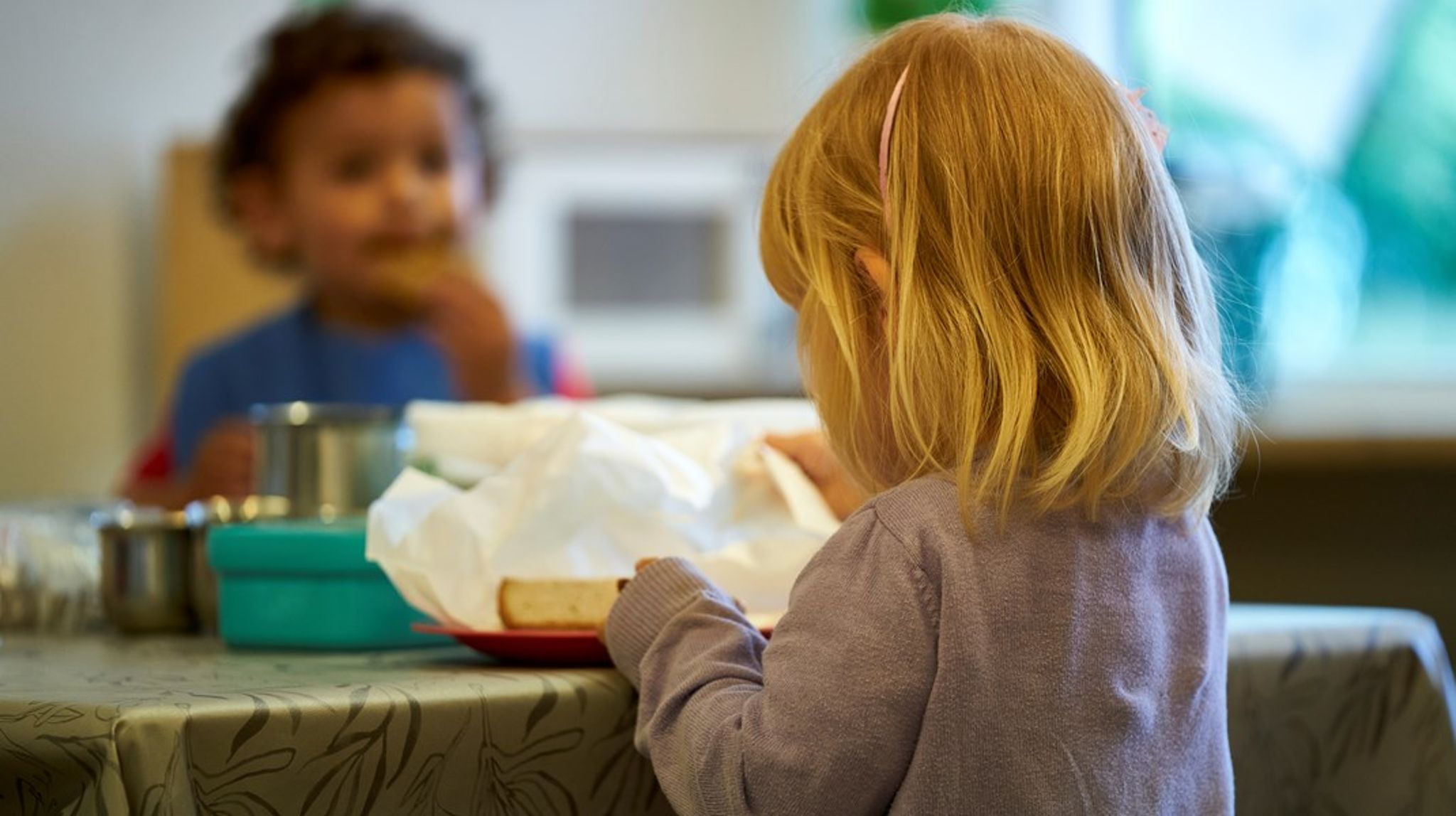Det fælles måltid på skolen kan styrke trivsel og fællesskab. En stærk rolle for maden i undervisningen kan underbygge praksisfaglighed og maddannelse, skriver&nbsp;Judith Kyst.