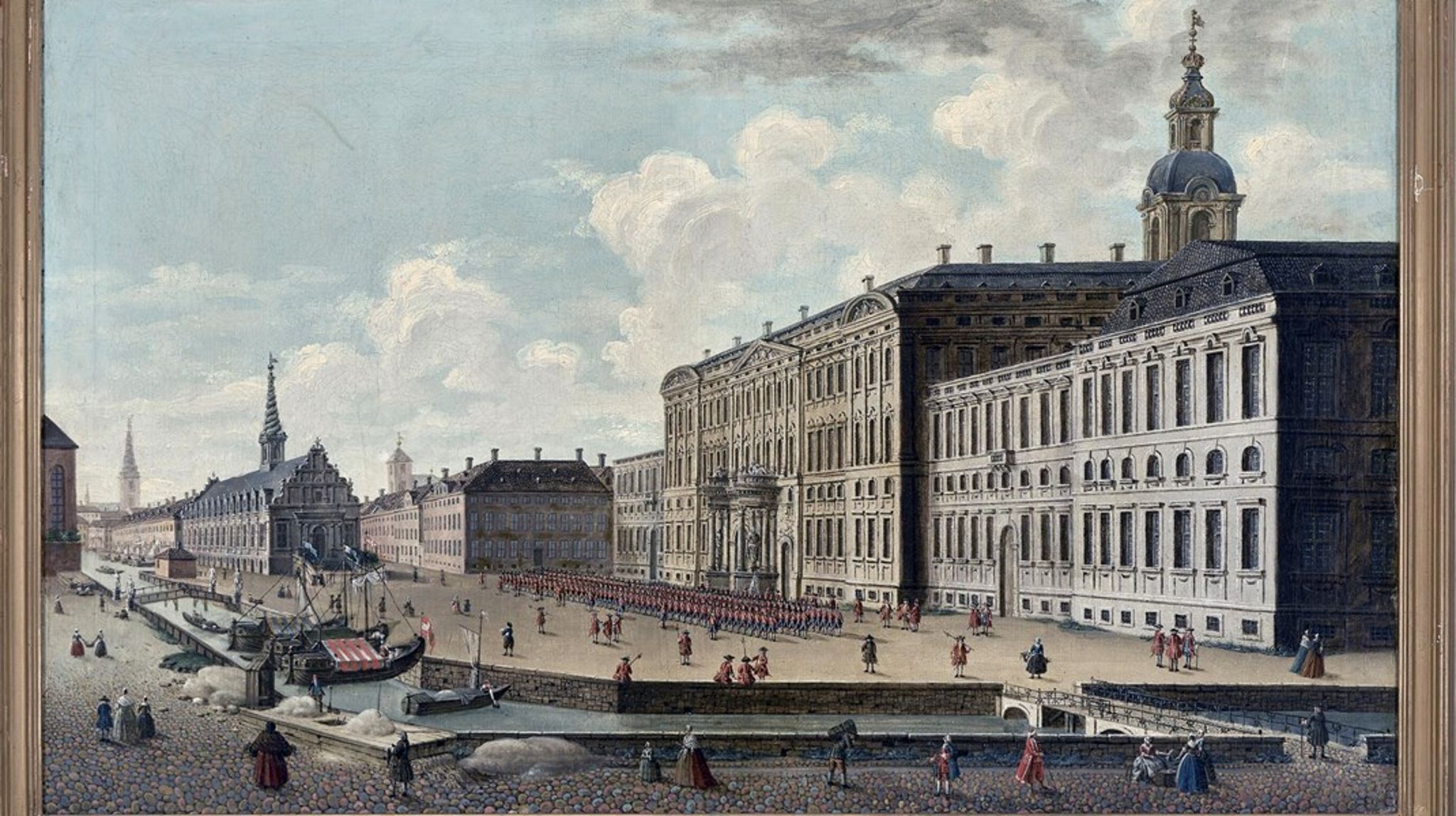 Det første Christiansborg, forvaltningen bag Danmark og Norge i Den røde Bygning samt Børsbygningen er vidne til, at den enevældige konge Frederik V's garde trækker op på Slotspladsen cirka 1760. Maleriet, hvor en gondol ses i kanalen, tilskrives Jacopo Fabris, der blev født i Venedig i 1689. Det kan opleves af Altingets mange gæster i mediehusets reception i København.