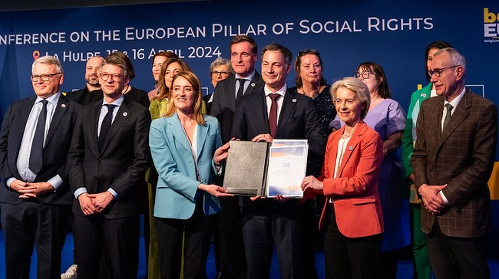 EU-kommissionsformand Ursula von der Leyen, formand for Europa-Parlamentet, Roberta Metsola og den belgiske premierminister, Alexander De Croo, var i centrum, da den såkaldte La Hulpe-erklæring skulle underskrives. Bagerst til venstre kan Enhedslistens EU-parlamentariker Nikolaj Villumsen også skimtes.