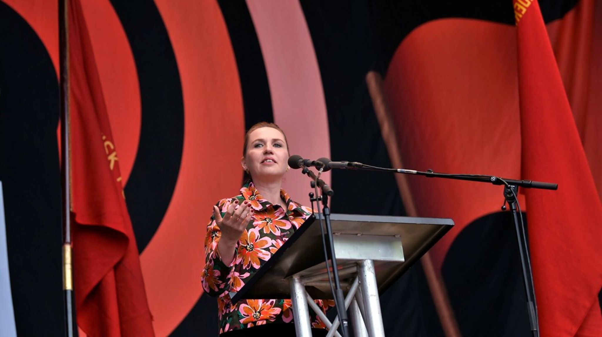 I år taler statsminister Mette Frederiksen (S) ikke ved 1. maj-markeringen i&nbsp;Fælledparken. Her ses hun på talerstolen i Fælledparken i 2019.&nbsp;