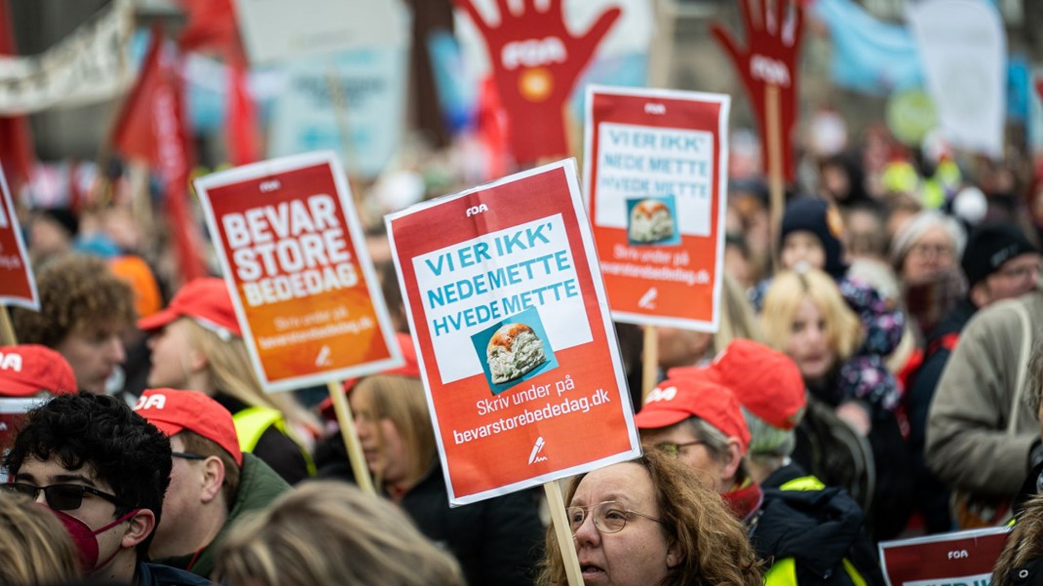 Forslaget om at afskaffe store bededag&nbsp;ramte som en bombe ned i overenskomstforhandlingerne, som lige skulle til at gå i gang på det private arbejdsmarked, skriver Erik Bjørsted.&nbsp;