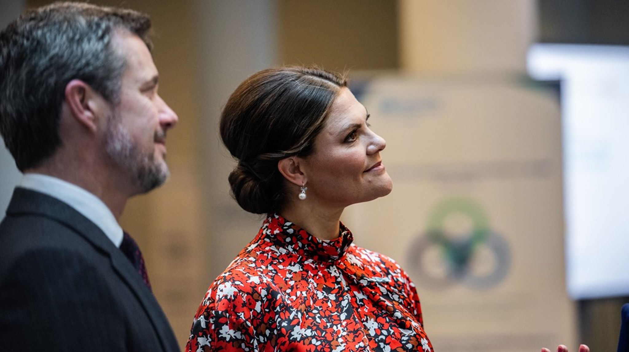 Kronprinsesse Victoria har som led i forberedelserne til at blive statsoverhoved gennemført forskellige former for militær uddannelse, herunder kurser i&nbsp;konfliktløsning på det svenske forsvarsakademi.