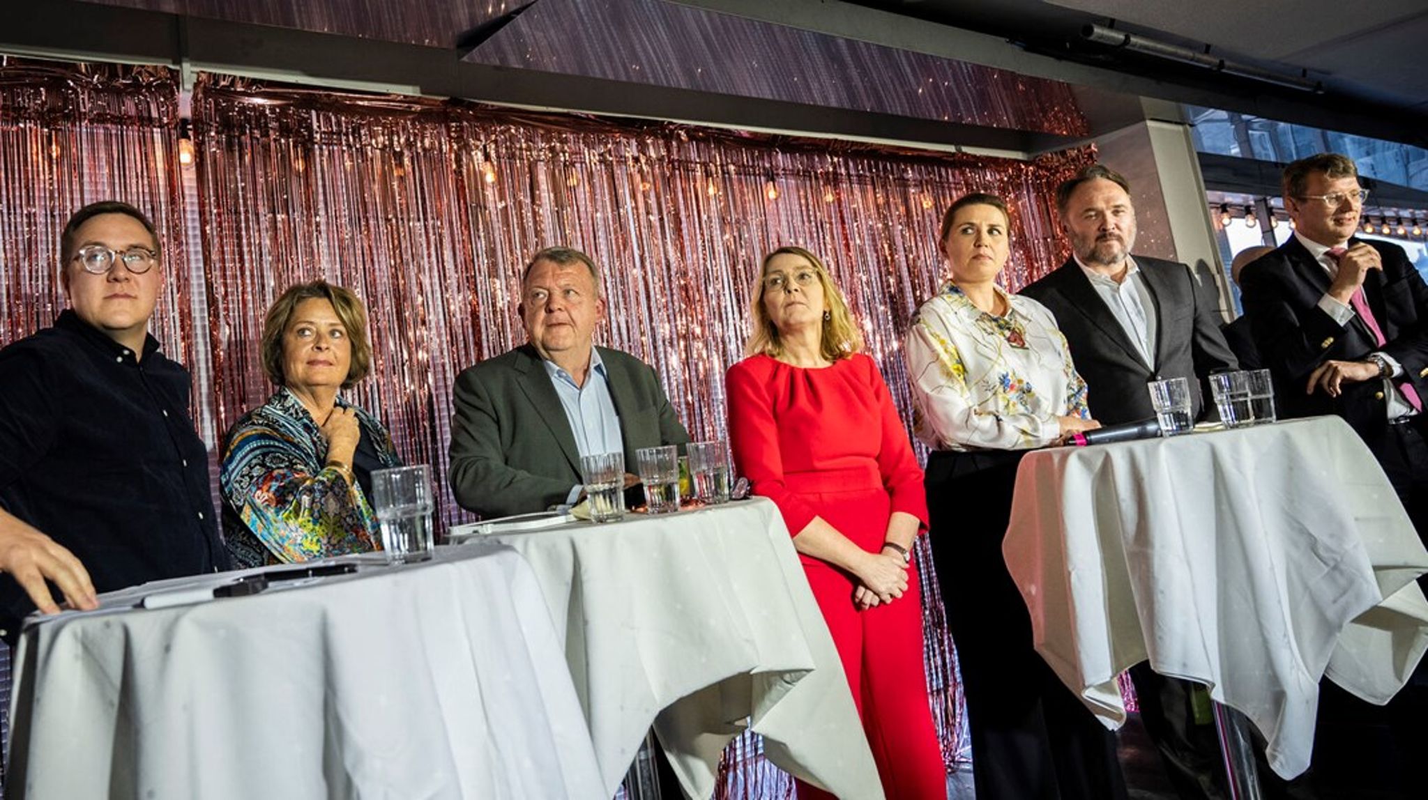 Christiansborgpolitikken kan komme til at spille en afgørende rolle i EU-valget. Det gælder ikke mindst, hvis partilederne ikke kan holde sig væk fra manegen, skriver Jørgen Elklit og Ulrik Kjær. (Billede fra EU-quiz med deltagelse af de tre regeringspartier.)