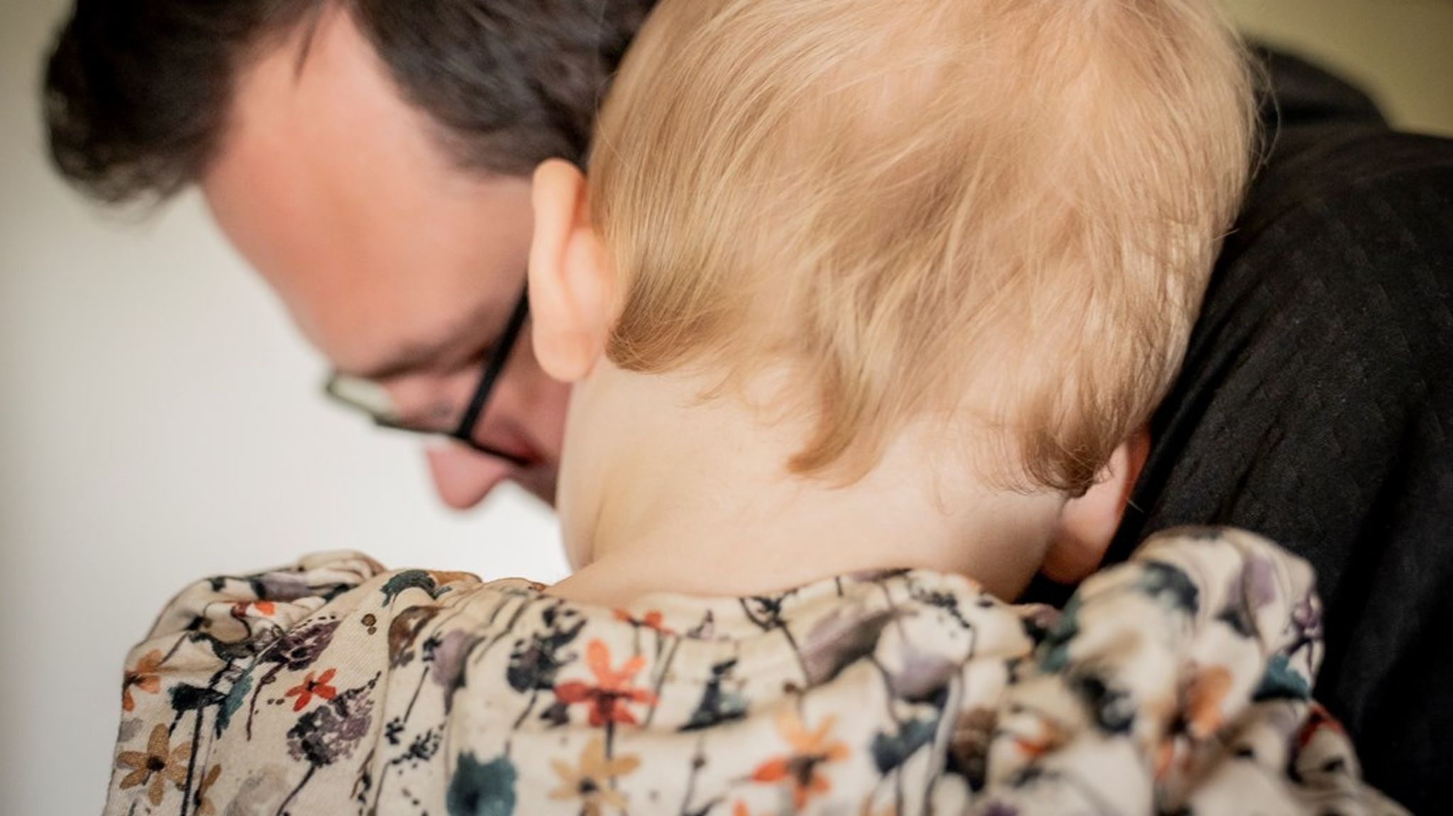 Sundhedsstyrelsen
vurderer, at hvert 10. barn vokser op i en familie, hvor mindst en af
forældrene har et alkoholproblem.
Det svarer til knap 110.000 børn og unge under 18 år, skriver seks socialorganisationer.<div>

</div>
