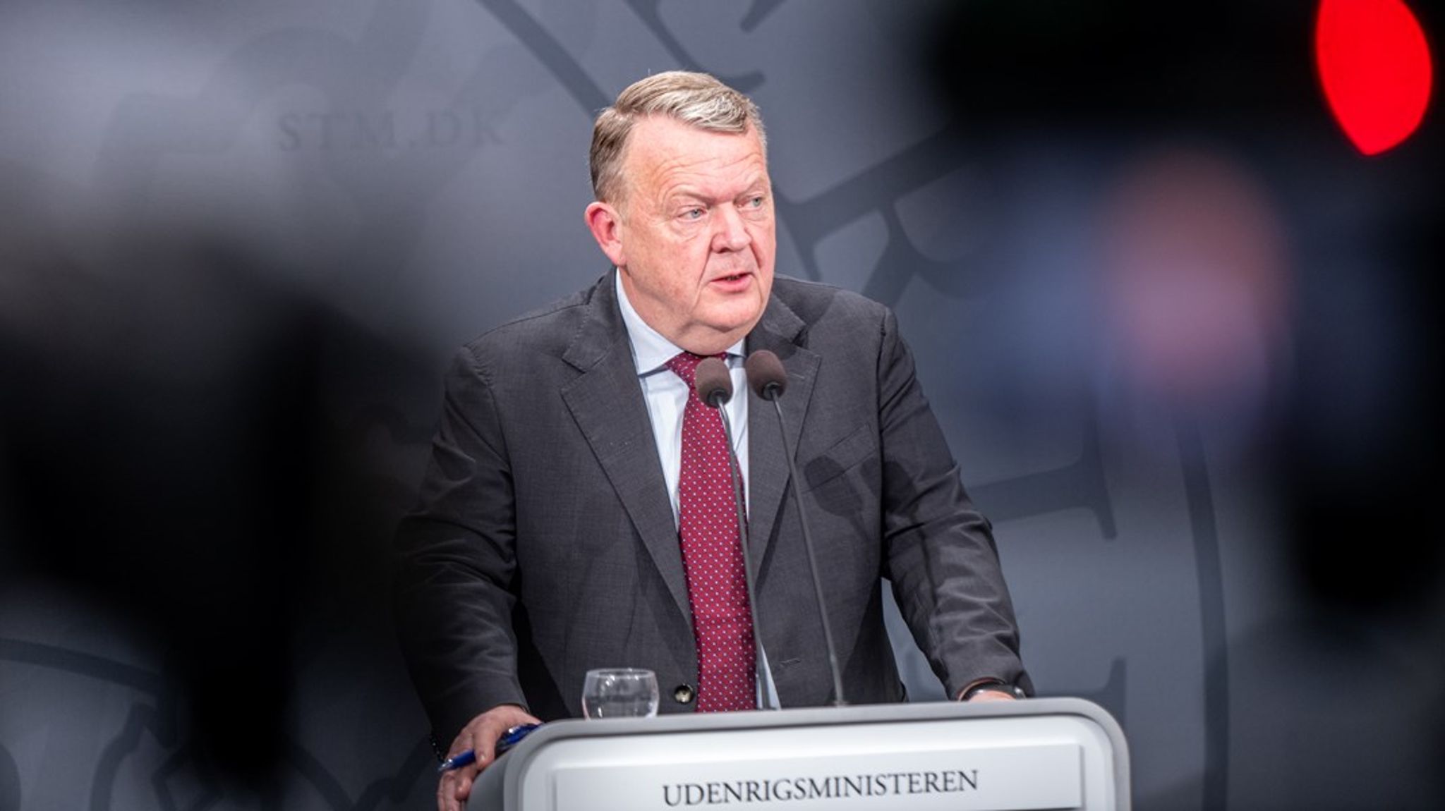 Spændingerne grundet den nye praksis kan&nbsp;bestemt ikke hue Lars Løkke og hans store&nbsp;anstrengelser for at&nbsp;genopdyrke Danmarks forhold til Kina, skriver&nbsp;Andreas Bøje Forsby.