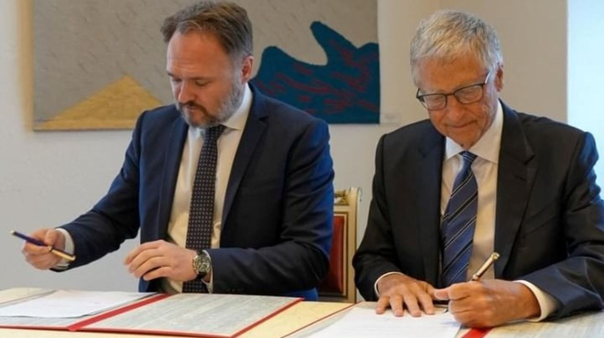 "Med denne aftale vil vi fortsat samarbejde om at bekæmpe uligheder inden for global sundhed, blandet andet støtte global adgang til rutinemæssig vaccinering. Vi vil også udvide vores samarbejde til andre kritiske områder, som at hjælpe landmænd med at tilpasse sig klimaforandringerne. Jeg tror på, at vi sammen kan gøre betydningsfulde fremskridt mod disse hårde udfordringer,” siger Bill Gates i følge en pressemeddelelse fra Udenrigsministeriet om det nye samarbejde. Billedet er fra Dan Jørgensens officielle instagram-profil. 