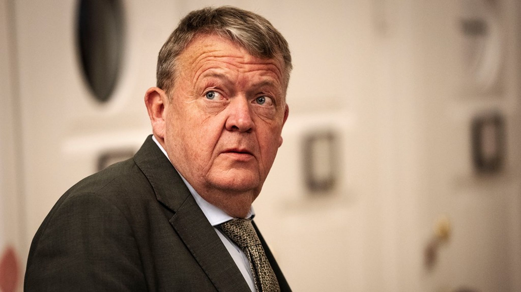Det sker desværre ofte, at politiske kommentatorer bliver forudindtaget
kritiske, når politikere drister sig til tasterne eller mikrofonen. Det er også tilfældet med Lars Løkkes&nbsp;podbook "Befrielsens Pris", skriver John Wagner.