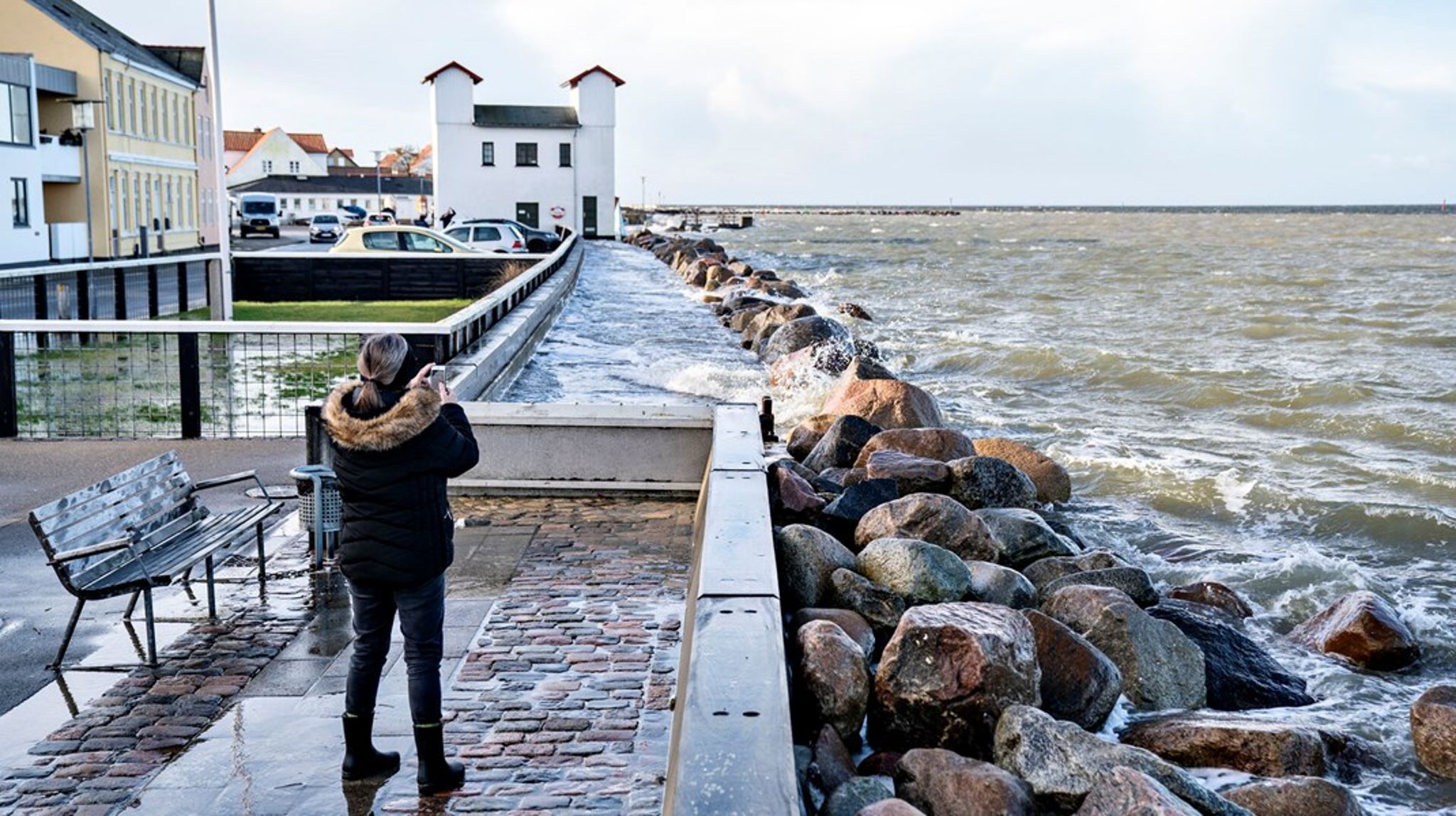 <a target="_blank" rel="noopener">Havet stiger, og oversvømmelsesrisikoen vokser voldsomt i Danmark. Kurven er eksponentiel og stiger stejlt efter 2050</a>. Det tager tid at udvikle visioner for de enkelte områder og en konsensus for, hvordan Danmark skal se ud i fremtiden, skriver Roland Löwe.